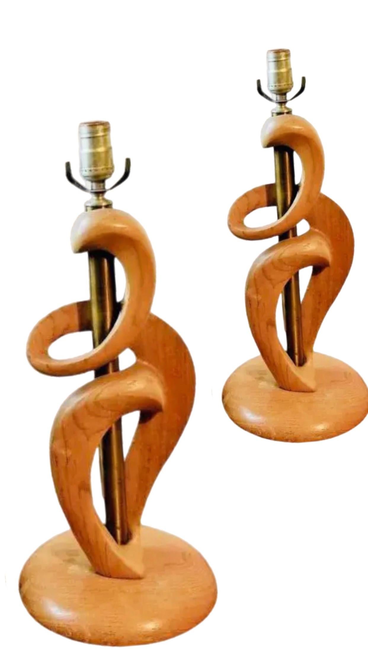 Lampade da tavolo in legno scultoree astratte di Jascha Heifetz del 1950, metà secolo moderno

Eccezionale e MOLTO rara coppia di lampade scultoree astratte del 1950 di Heifetz.

Venduto come set da 2

Design eccezionale ed elegante. Il corpo in