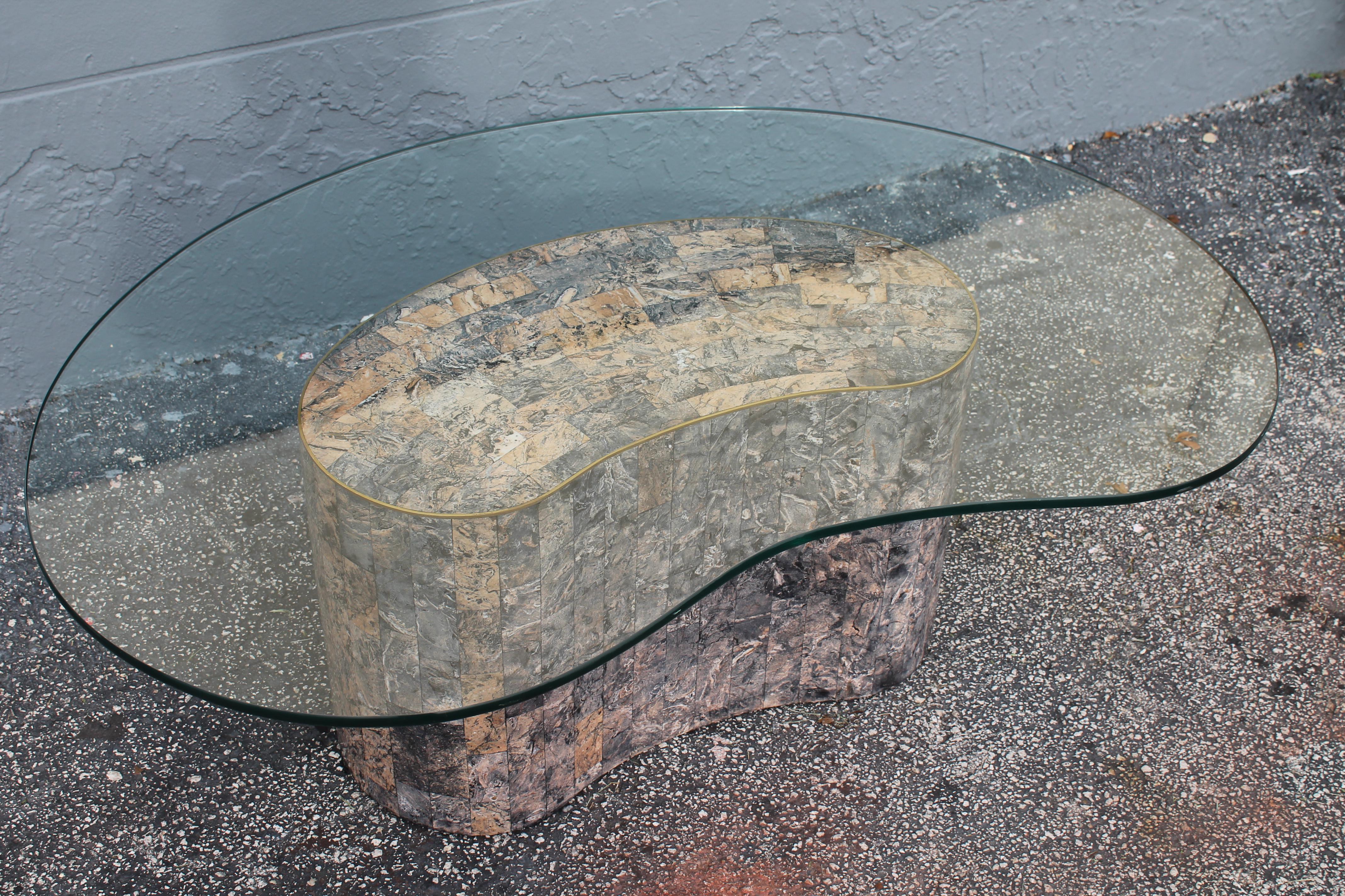 Table à café/cocktail en pierre tesselée, en forme de rein, datant des années 1950 et de la modernité du milieu du siècle. Plateau en verre coordonné en forme de rein.