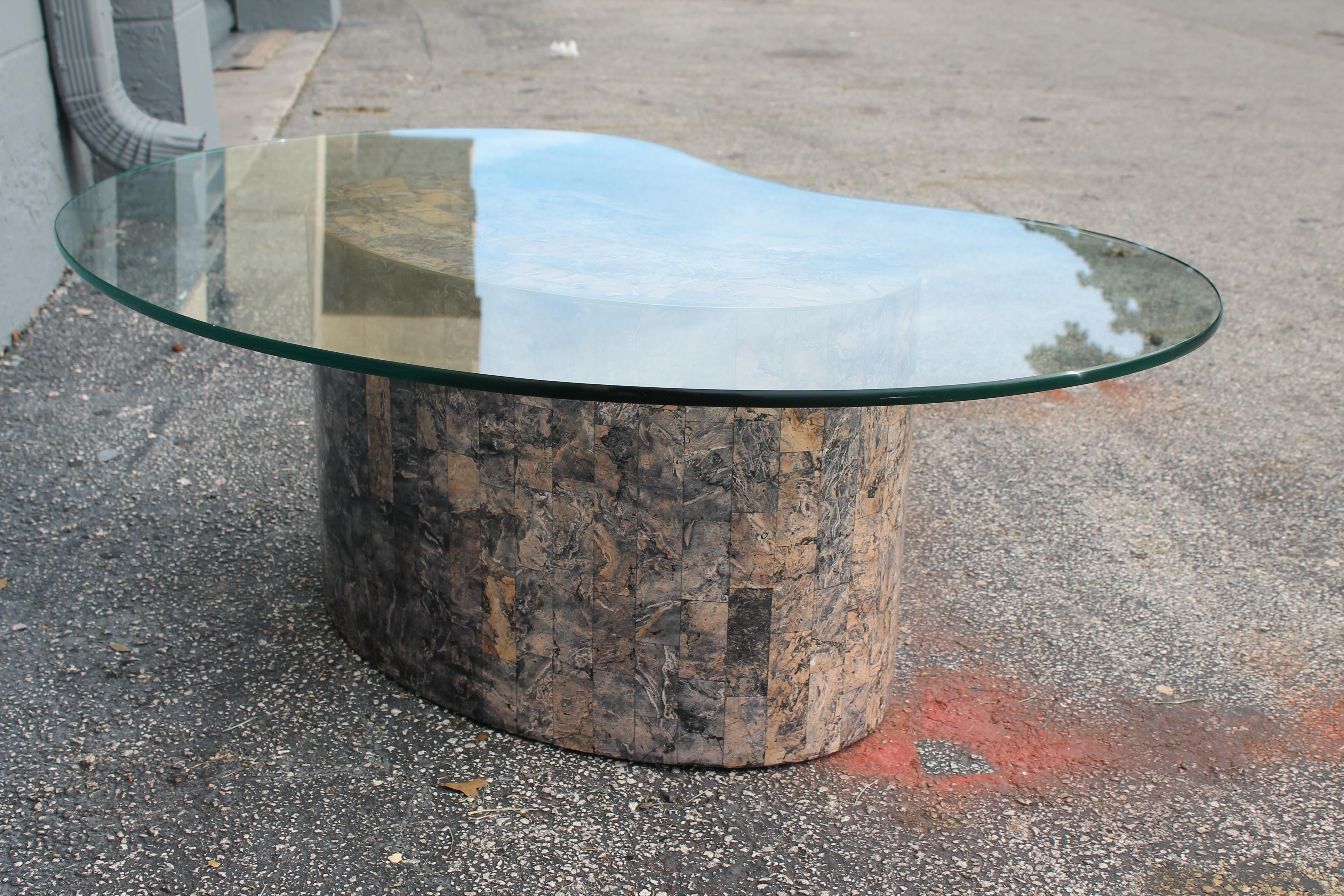 Pierre Table basse/table de cocktail moderne en forme de rein en pierre tesselée des années 1950 en vente