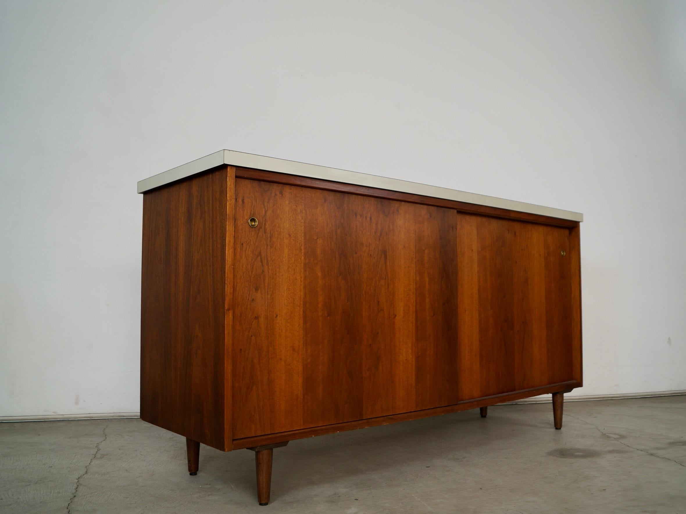 Credenza de puertas correderas de nogal estilo Knoll moderno de mediados de siglo de 1950 en venta 3