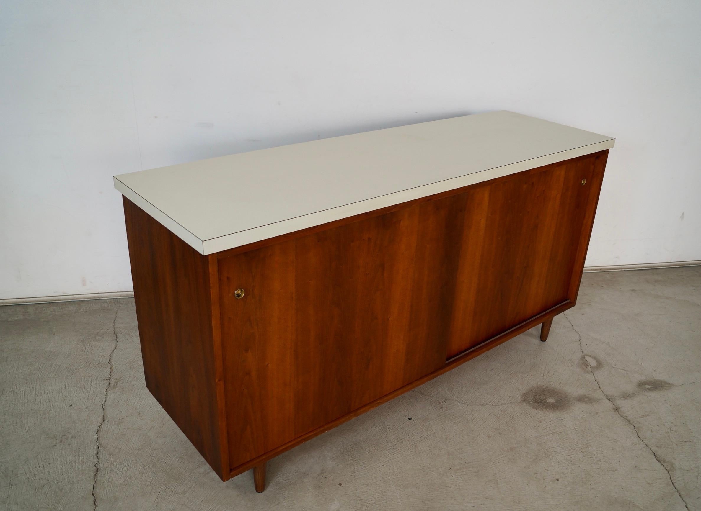 Credenza de puertas correderas de nogal estilo Knoll moderno de mediados de siglo de 1950 en venta 4