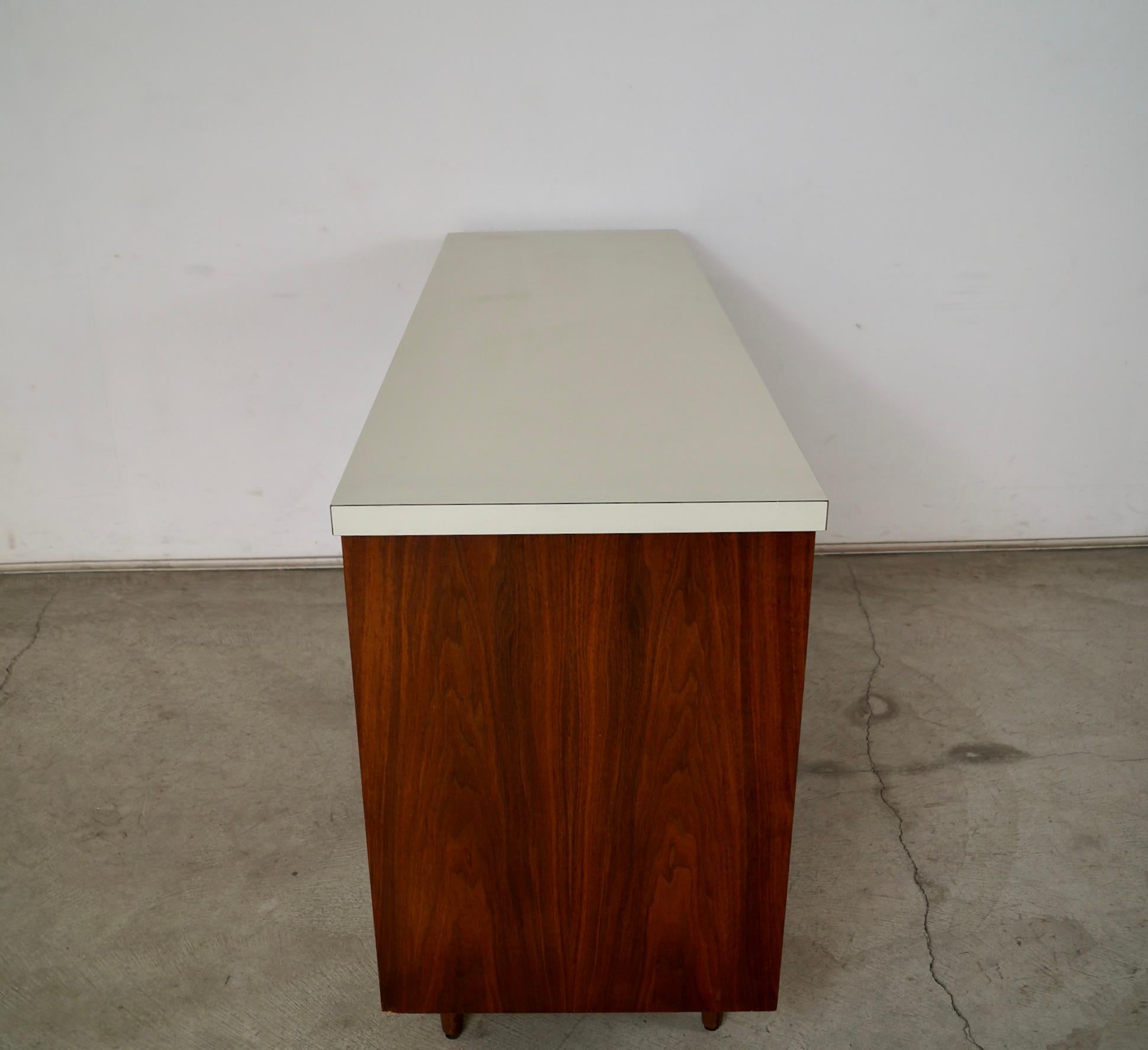 Credenza de puertas correderas de nogal estilo Knoll moderno de mediados de siglo de 1950 en venta 5