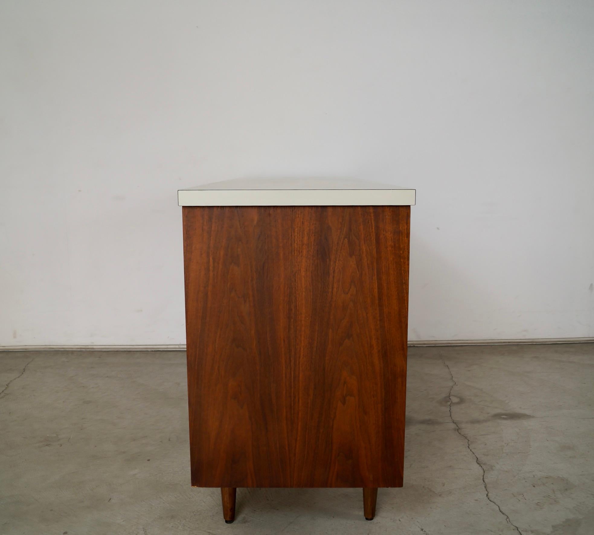 Credenza de puertas correderas de nogal estilo Knoll moderno de mediados de siglo de 1950 en venta 6