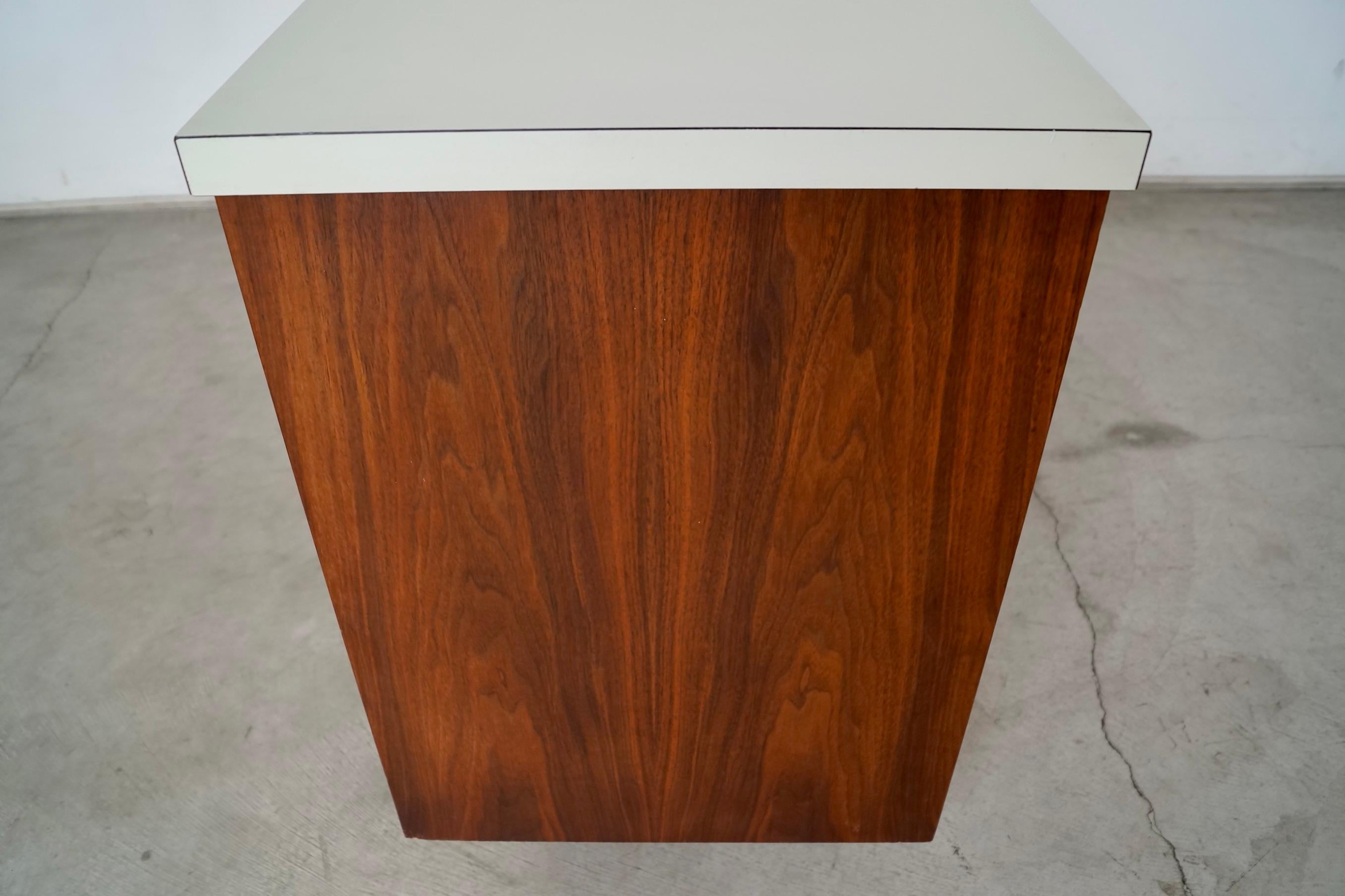Credenza de puertas correderas de nogal estilo Knoll moderno de mediados de siglo de 1950 en venta 7