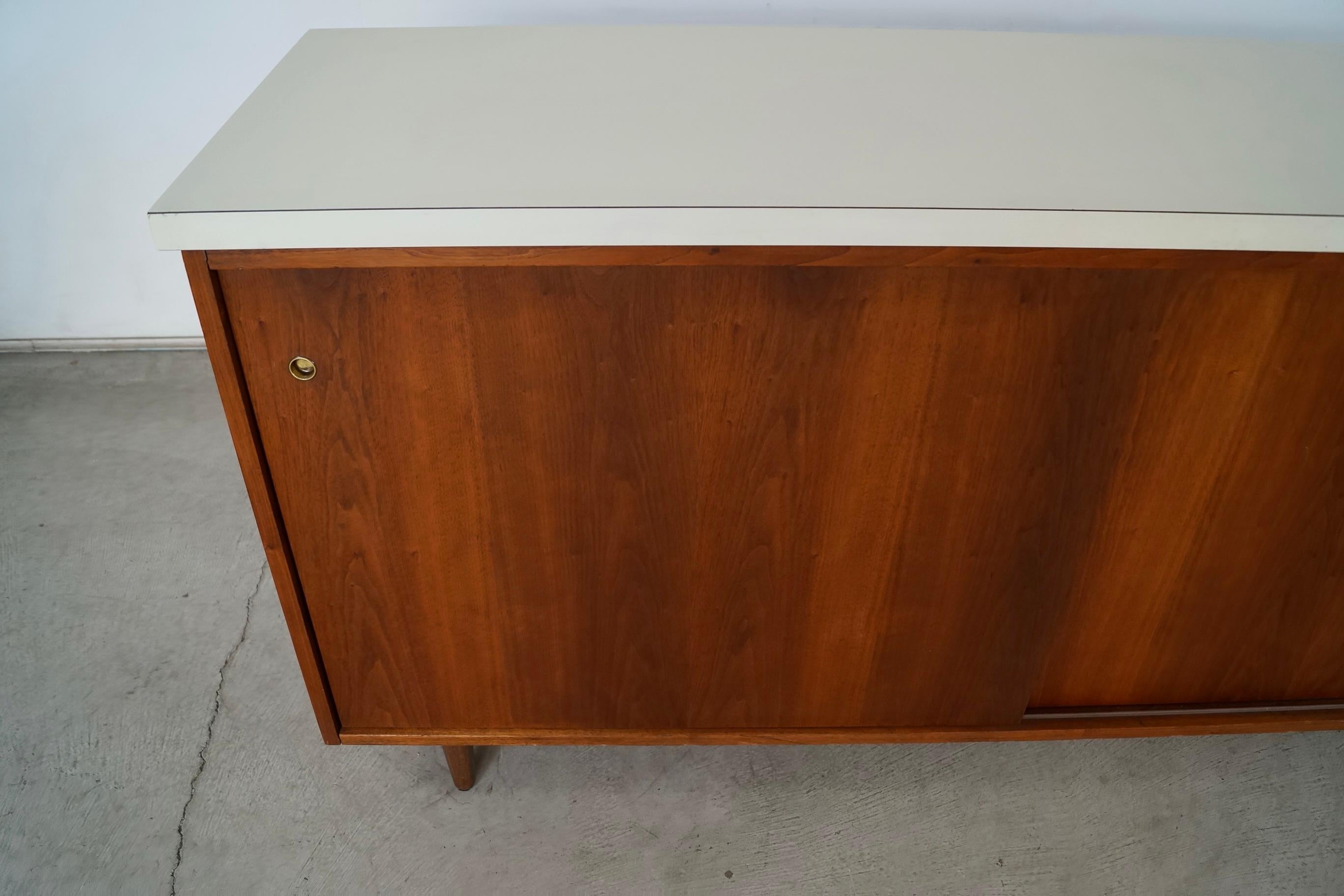 Credenza de puertas correderas de nogal estilo Knoll moderno de mediados de siglo de 1950 en venta 8