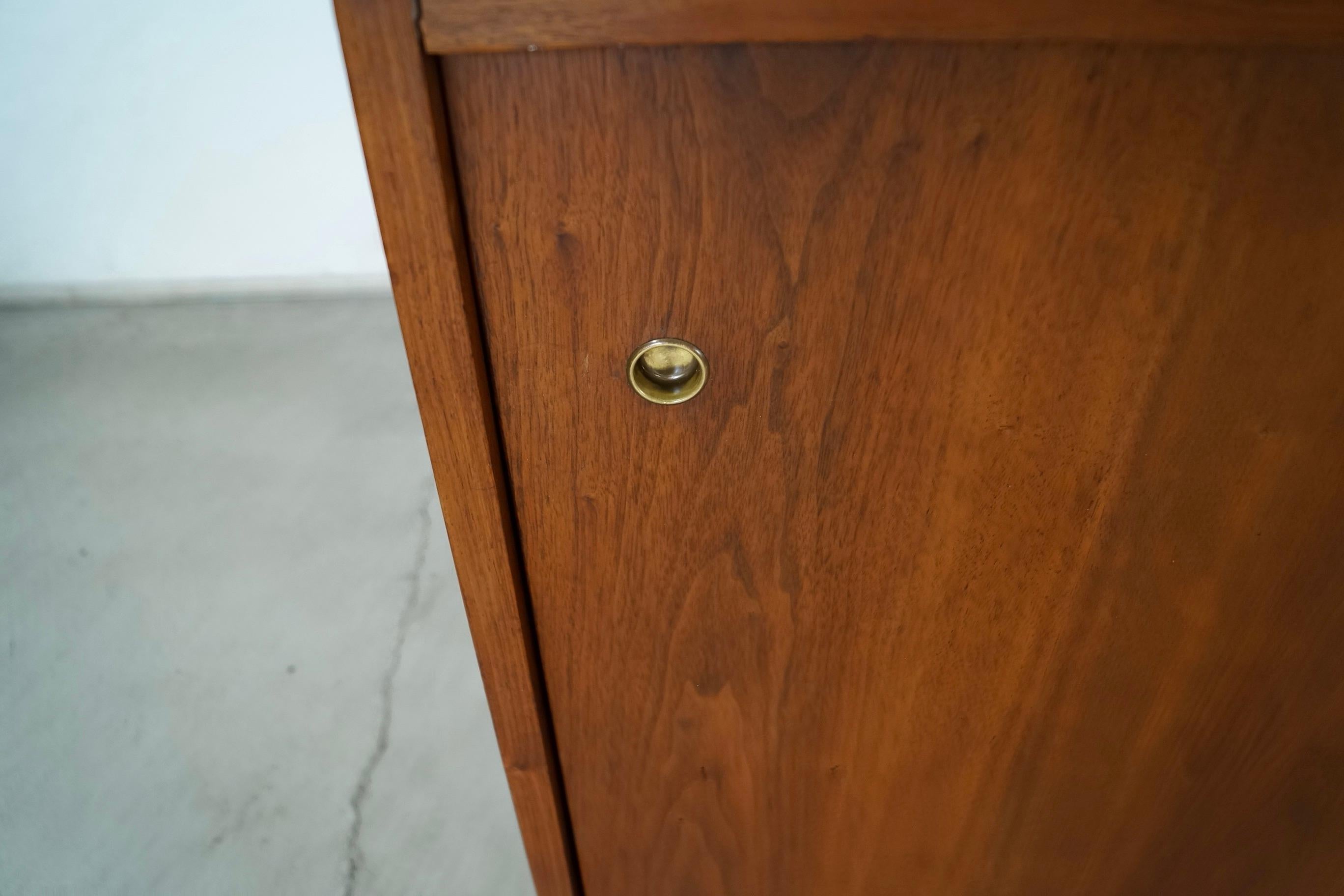 Credenza de puertas correderas de nogal estilo Knoll moderno de mediados de siglo de 1950 en venta 10