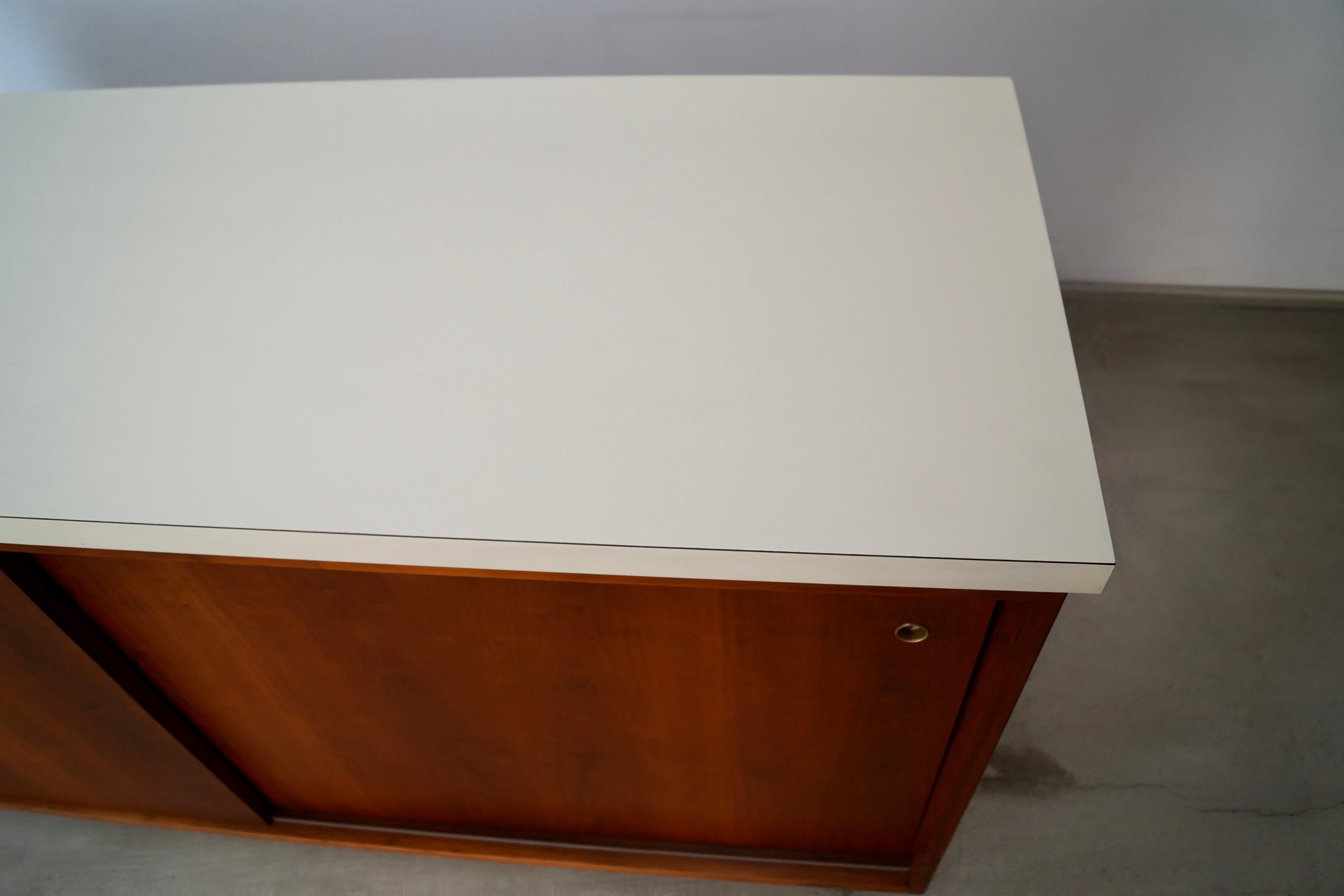 Credenza de puertas correderas de nogal estilo Knoll moderno de mediados de siglo de 1950 en venta 11