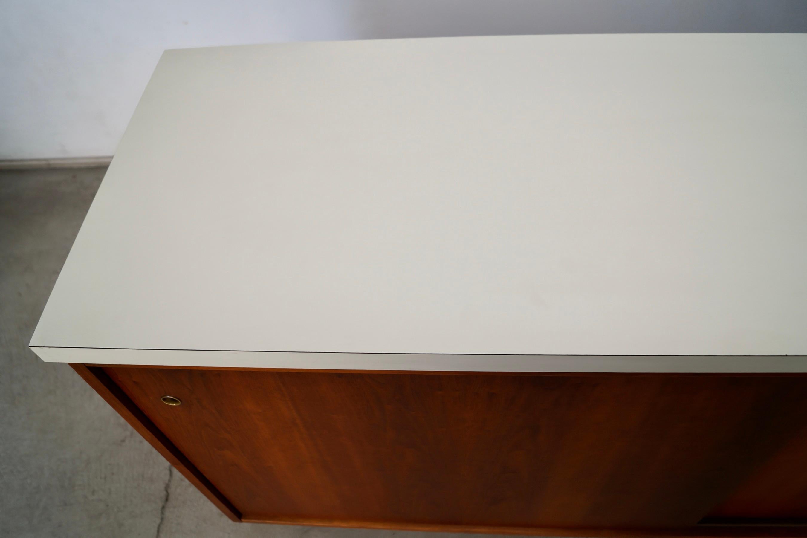 Credenza de puertas correderas de nogal estilo Knoll moderno de mediados de siglo de 1950 en venta 12