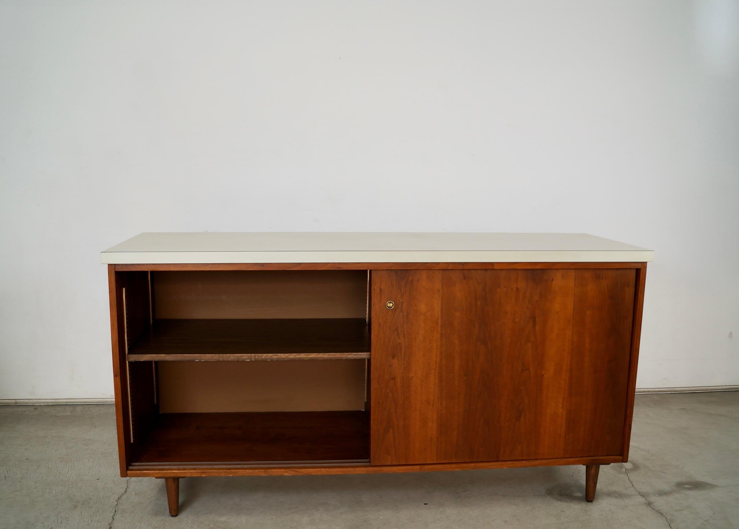 Credenza de puertas correderas de nogal estilo Knoll moderno de mediados de siglo de 1950 Moderno de mediados de siglo en venta