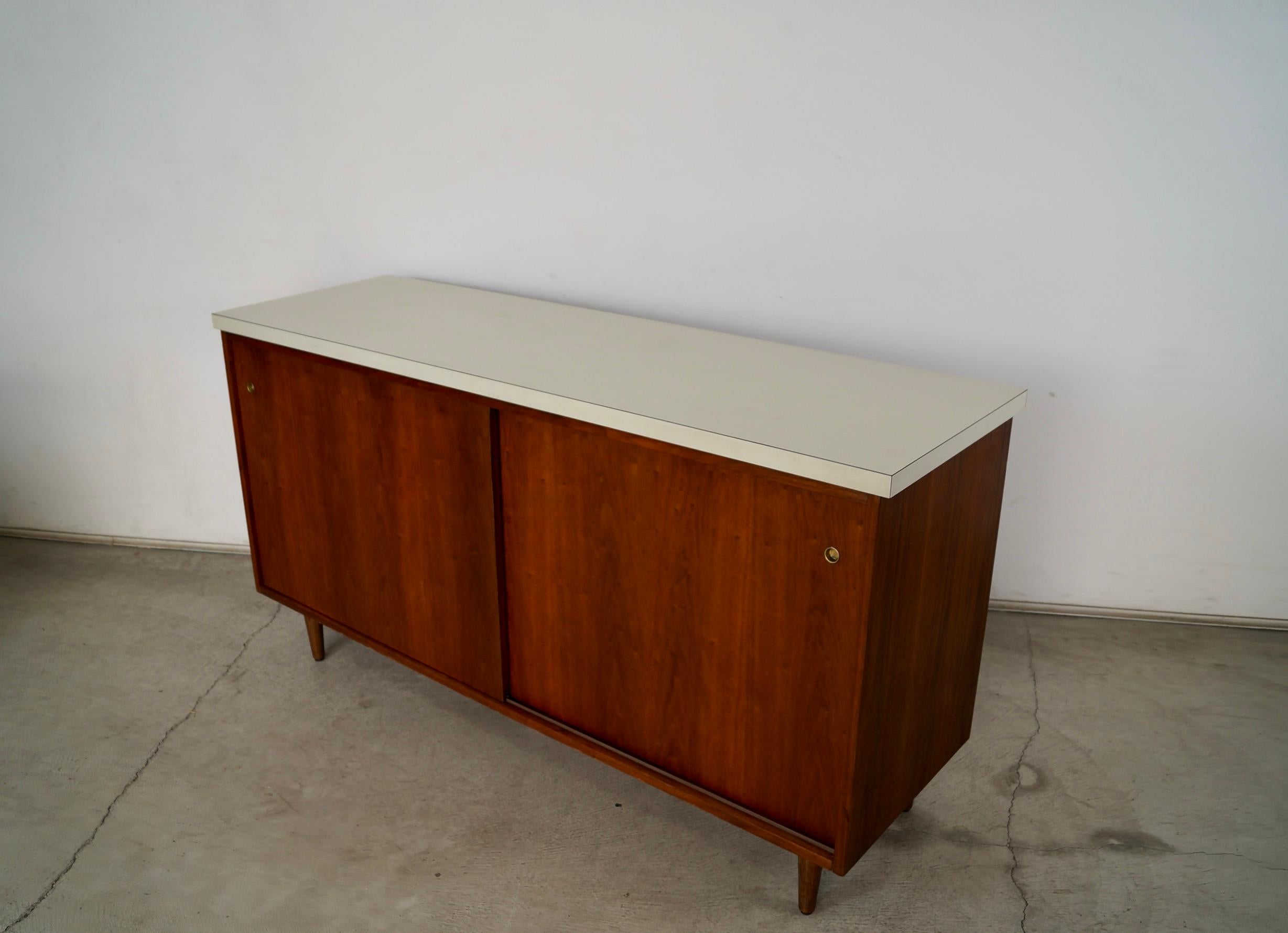 Credenza de puertas correderas de nogal estilo Knoll moderno de mediados de siglo de 1950 Estadounidense en venta