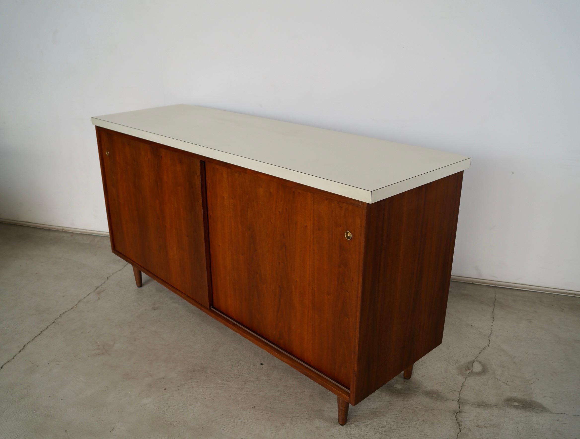Credenza de puertas correderas de nogal estilo Knoll moderno de mediados de siglo de 1950 en Bueno estado para la venta en Burbank, CA