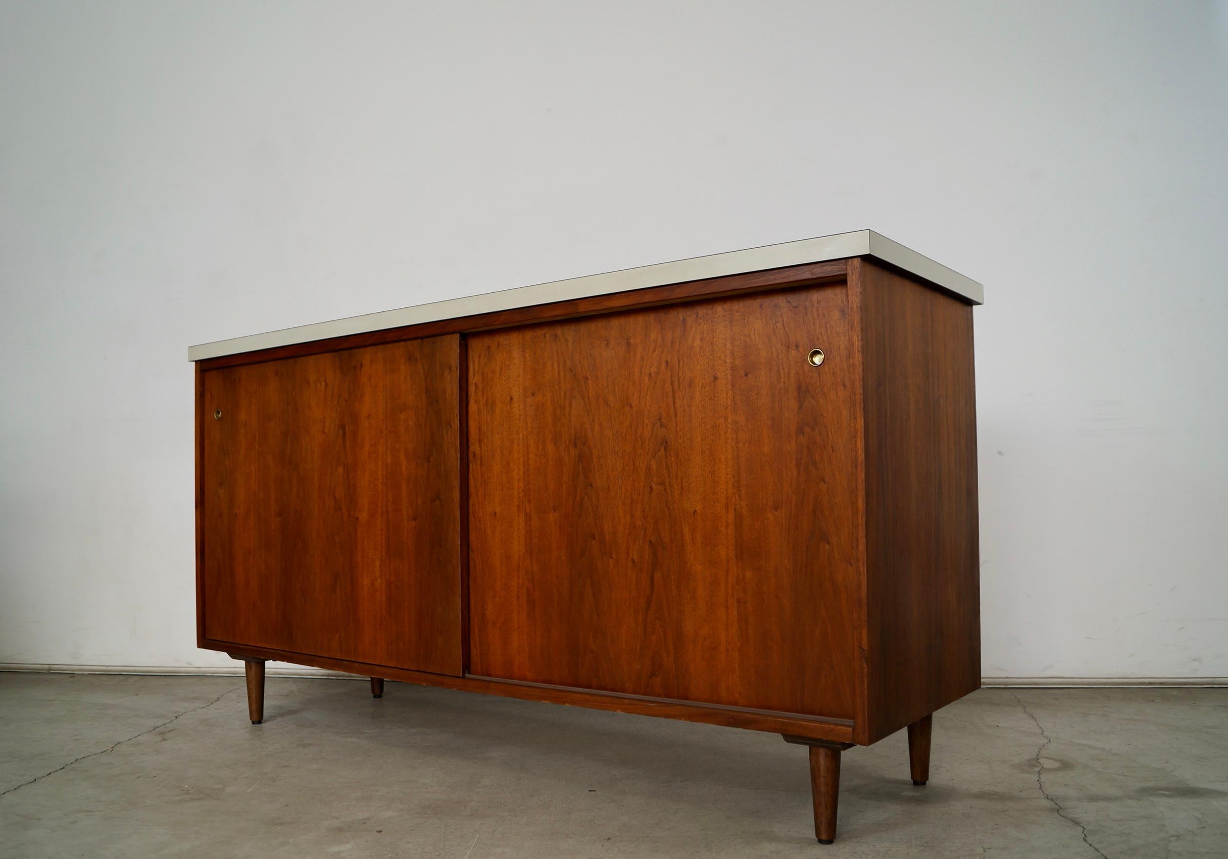 Credenza de puertas correderas de nogal estilo Knoll moderno de mediados de siglo de 1950 mediados del siglo XX en venta