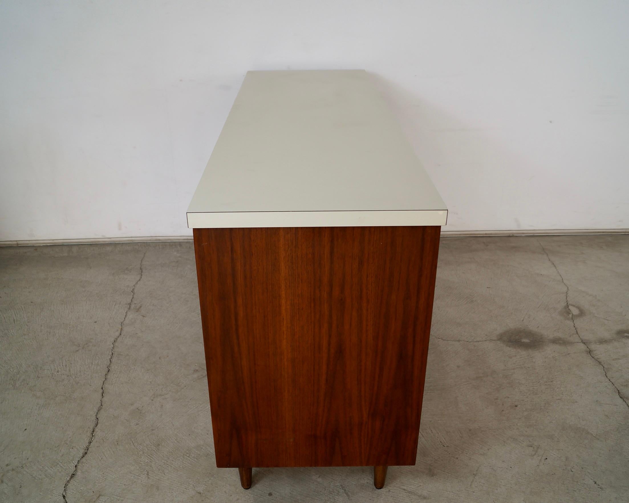 Credenza de puertas correderas de nogal estilo Knoll moderno de mediados de siglo de 1950 Fórmica en venta