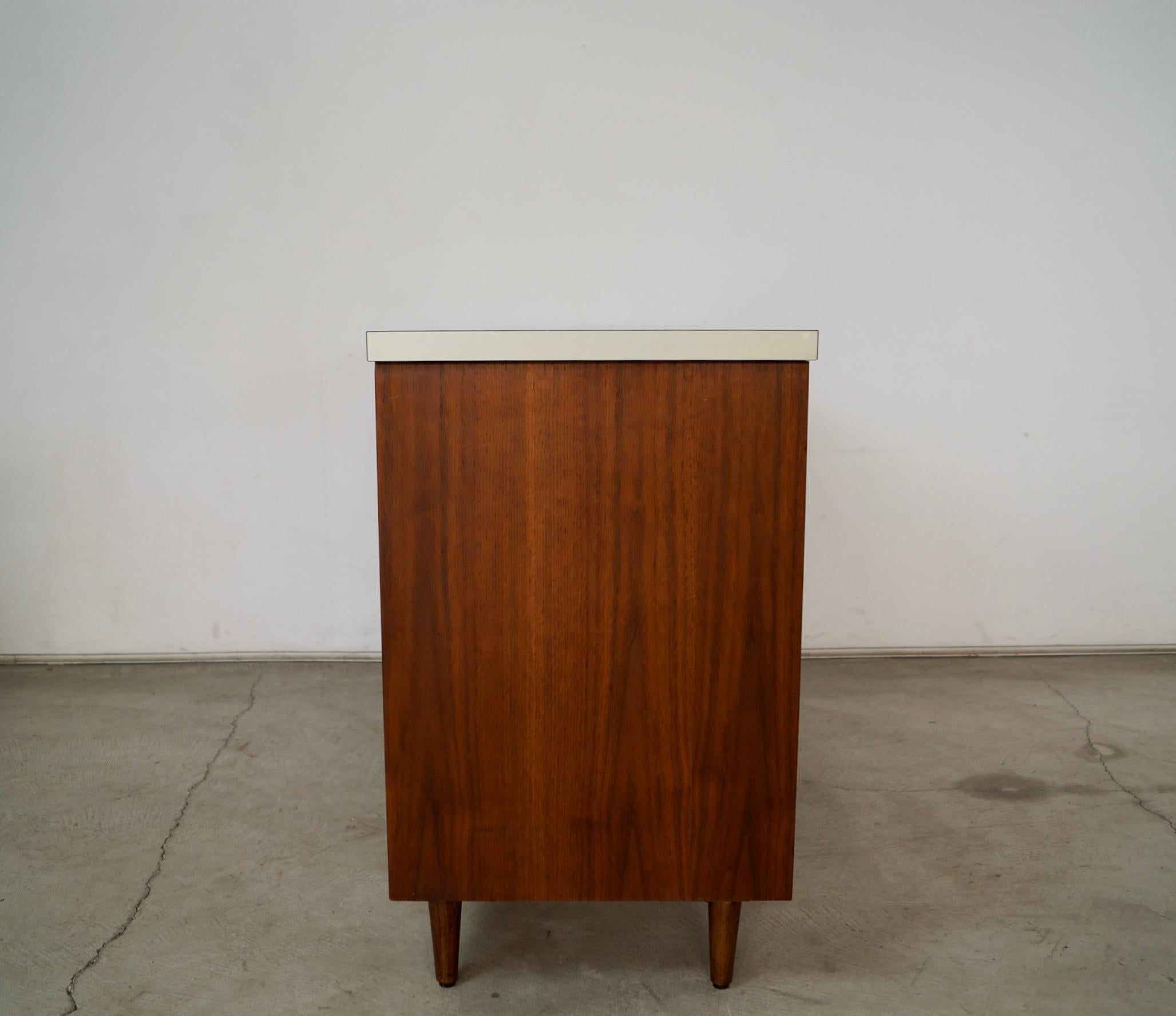 Credenza de puertas correderas de nogal estilo Knoll moderno de mediados de siglo de 1950 en venta 1