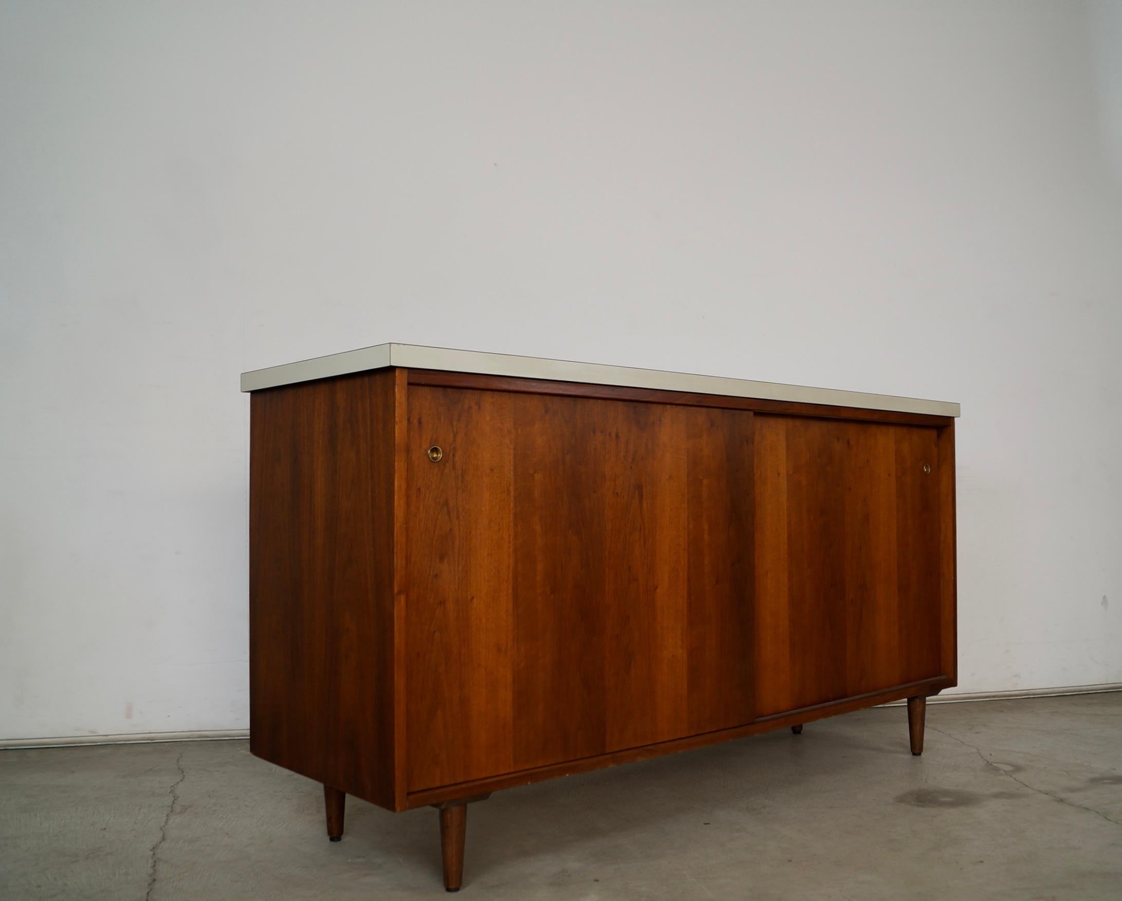 Credenza de puertas correderas de nogal estilo Knoll moderno de mediados de siglo de 1950 en venta 2