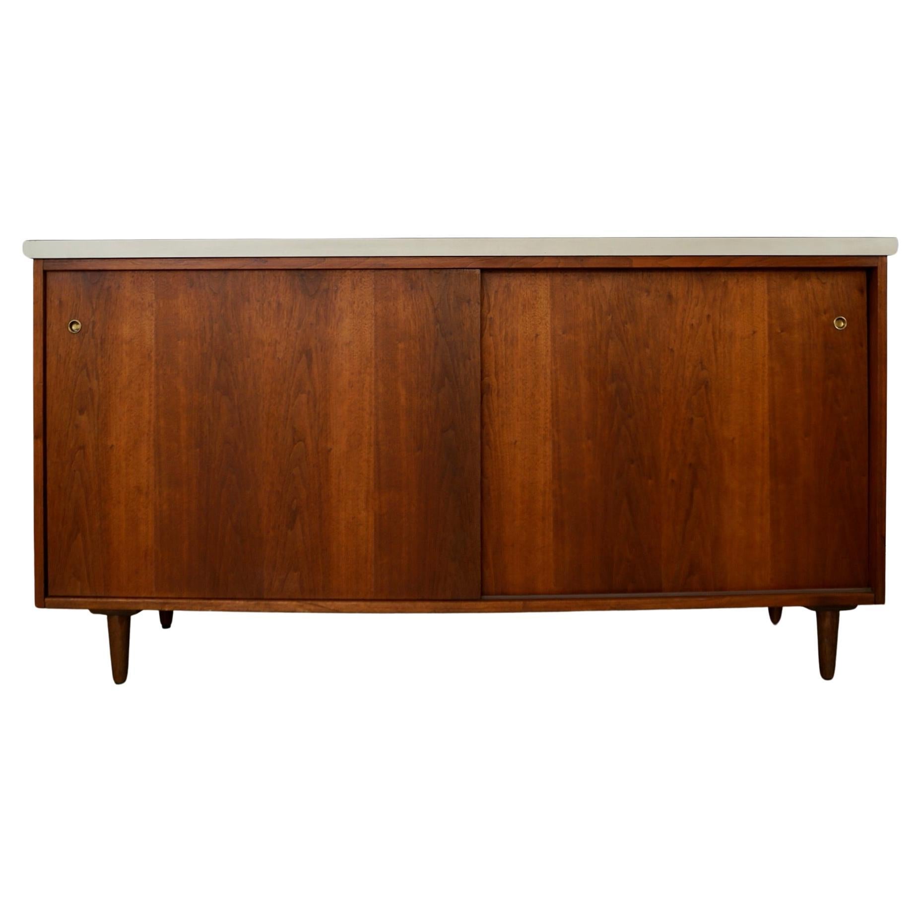 Credenza con ante scorrevoli in noce in stile Knoll del 1950, metà del secolo scorso