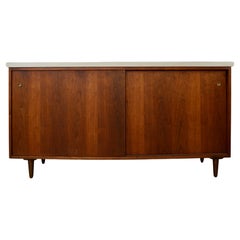 Credenza con ante scorrevoli in noce in stile Knoll del 1950, metà del secolo scorso