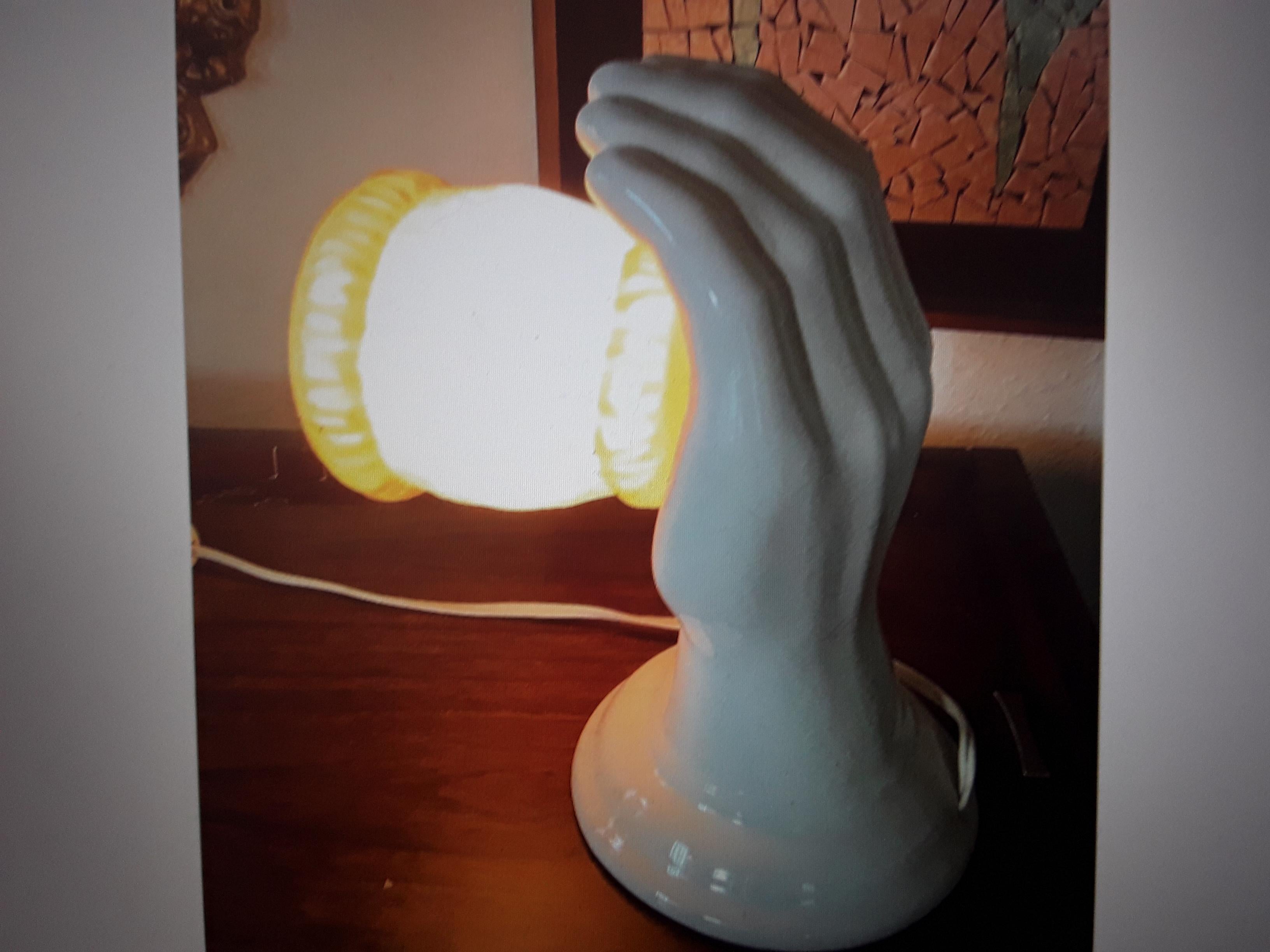 Mid-Century Modern Grande main en céramique émaillée blanche avec abat-jour, datant des années 1950, The Moderns. en vente