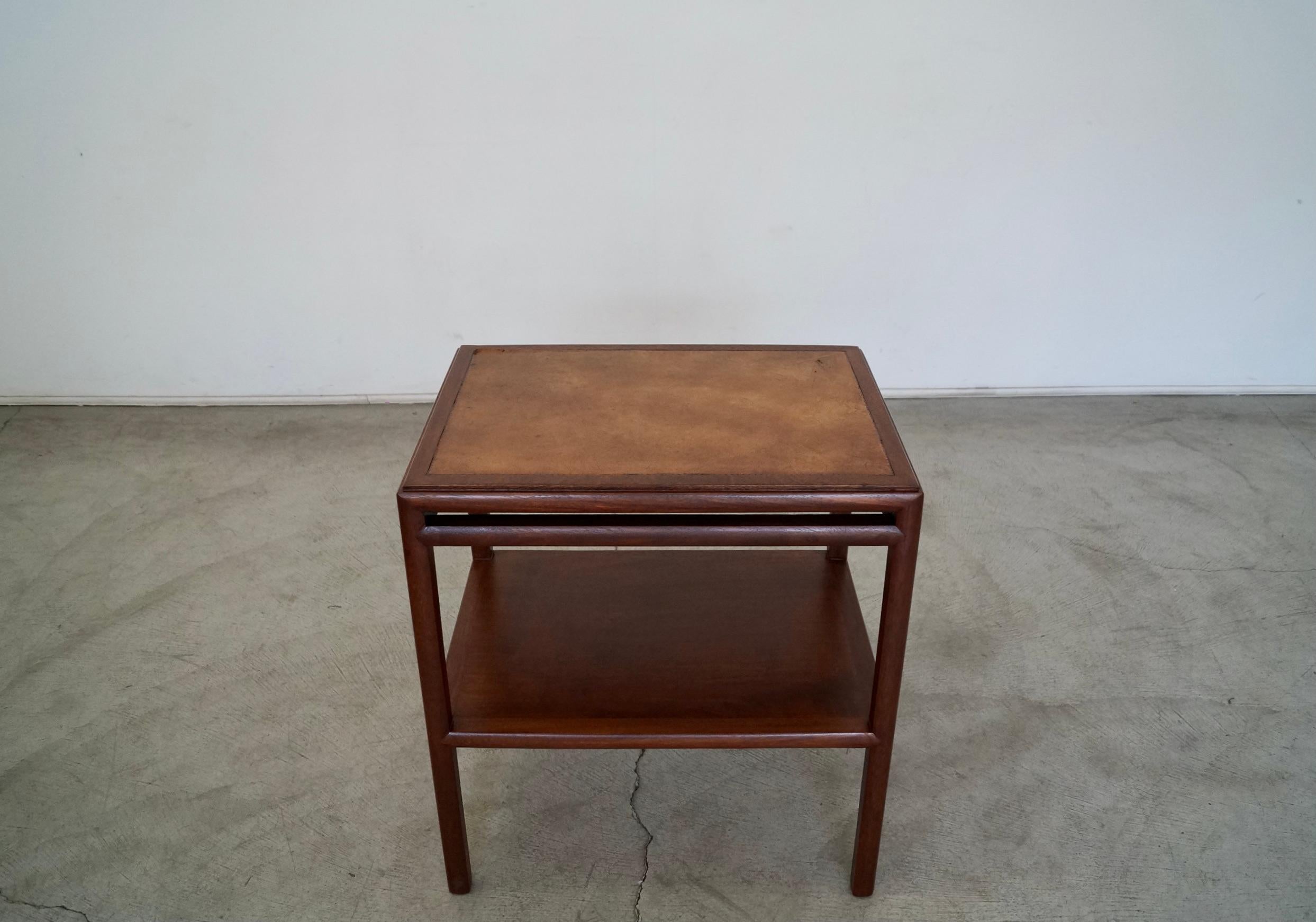 1950's Mid-Century Modern Leder Beistelltisch (Moderne der Mitte des Jahrhunderts) im Angebot