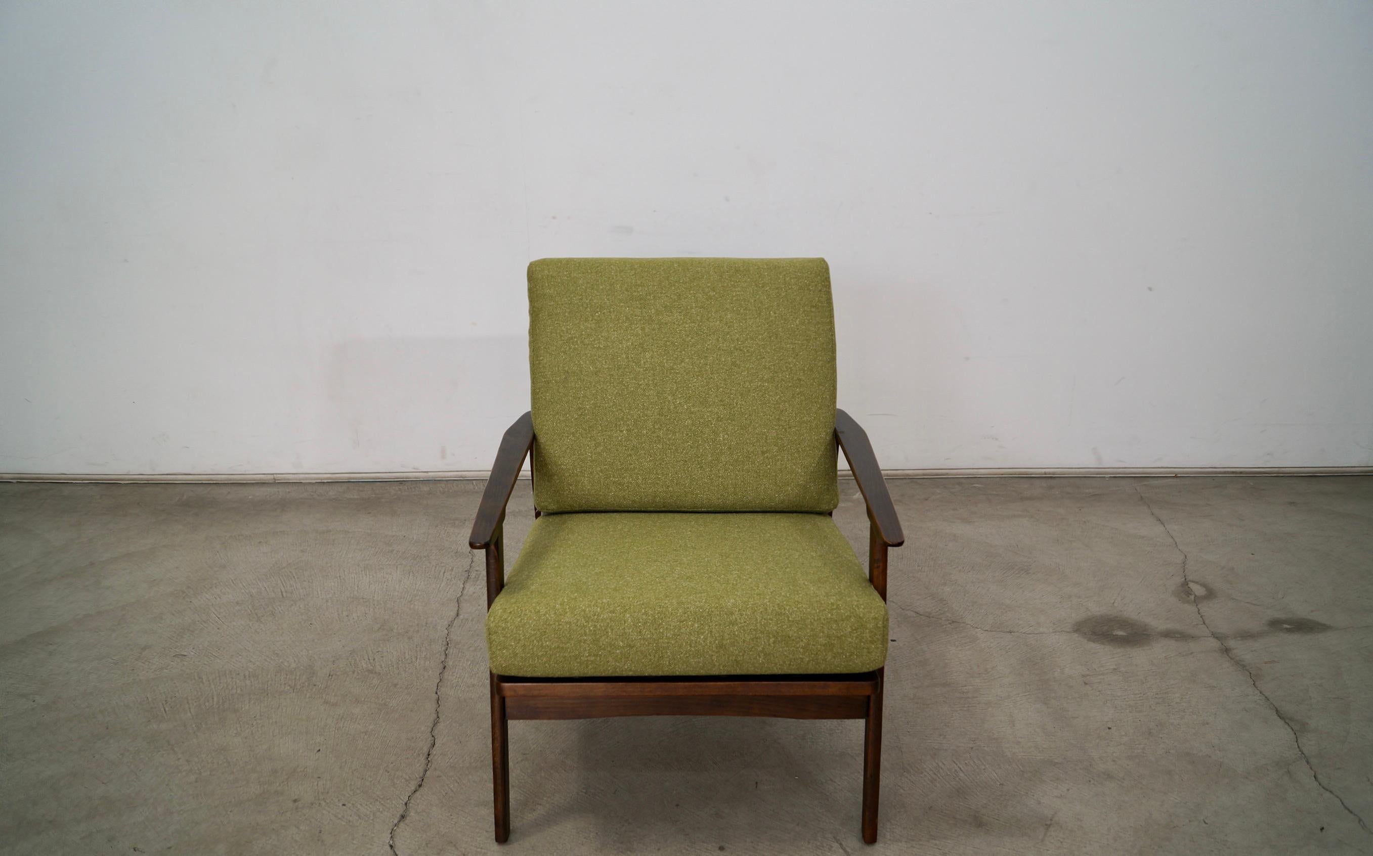 Chaise longue vintage originale Midcentury Modern à vendre. Fabriqué dans les années 1950, il est doté d'un cadre en bois massif en finition noyer foncé. Le cadre du siège est doté de ressorts intégrés à l'assise et d'un dossier en lattes de bois.