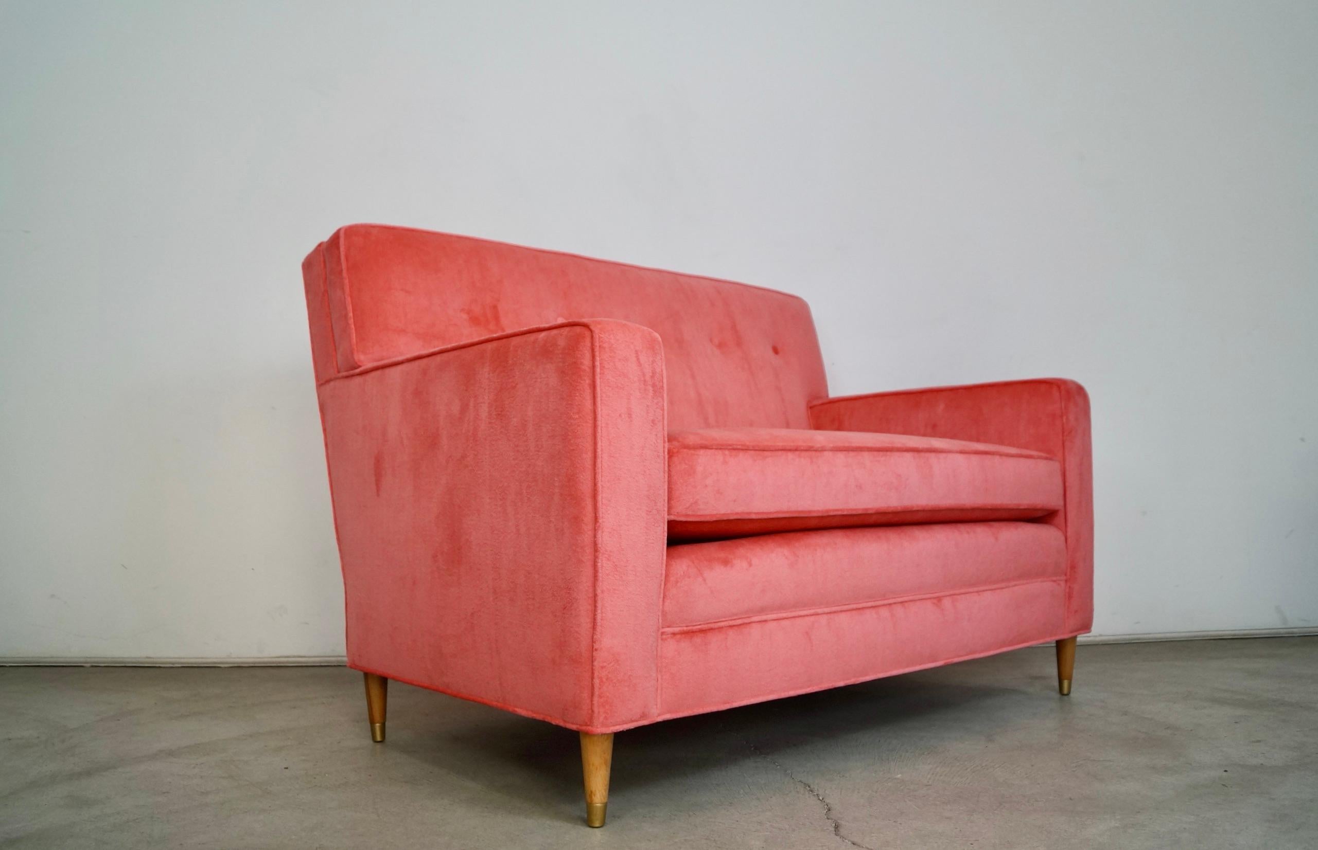 Canapé Loveseat de style mi-siècle moderne des années 1950, retapissé en velours rose en vente 3