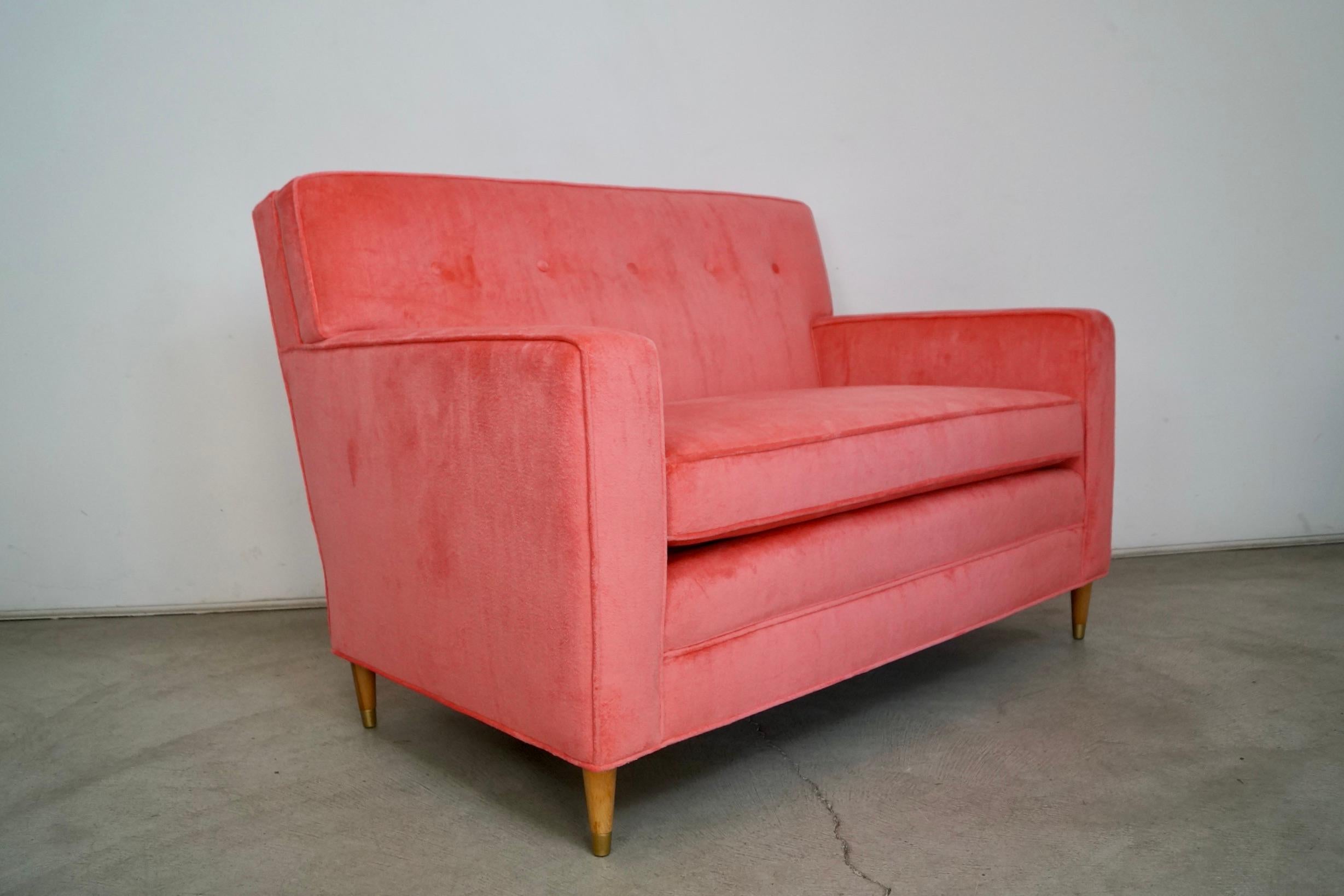Canapé Loveseat de style mi-siècle moderne des années 1950, retapissé en velours rose en vente 4