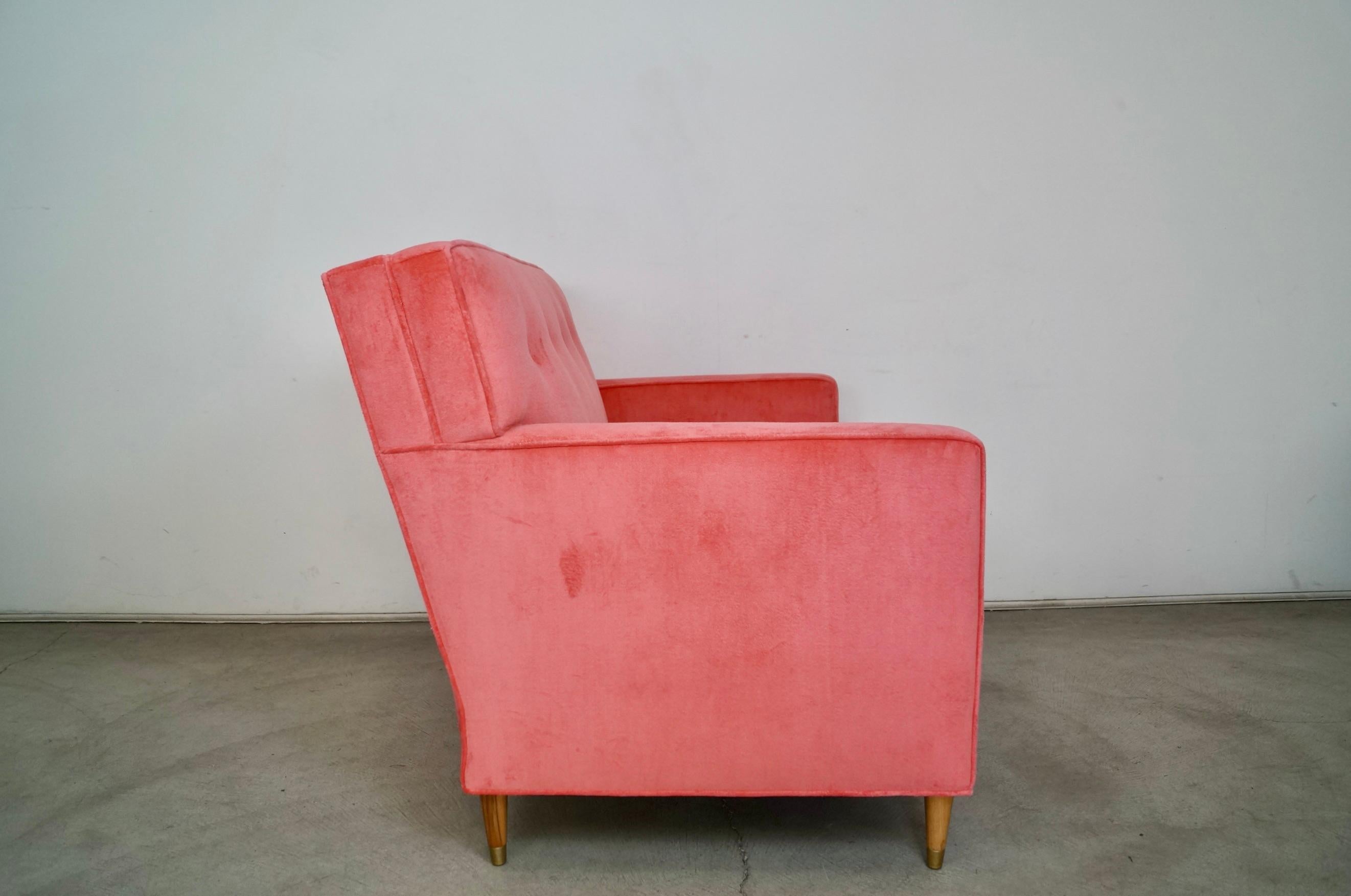 Canapé Loveseat de style mi-siècle moderne des années 1950, retapissé en velours rose en vente 5