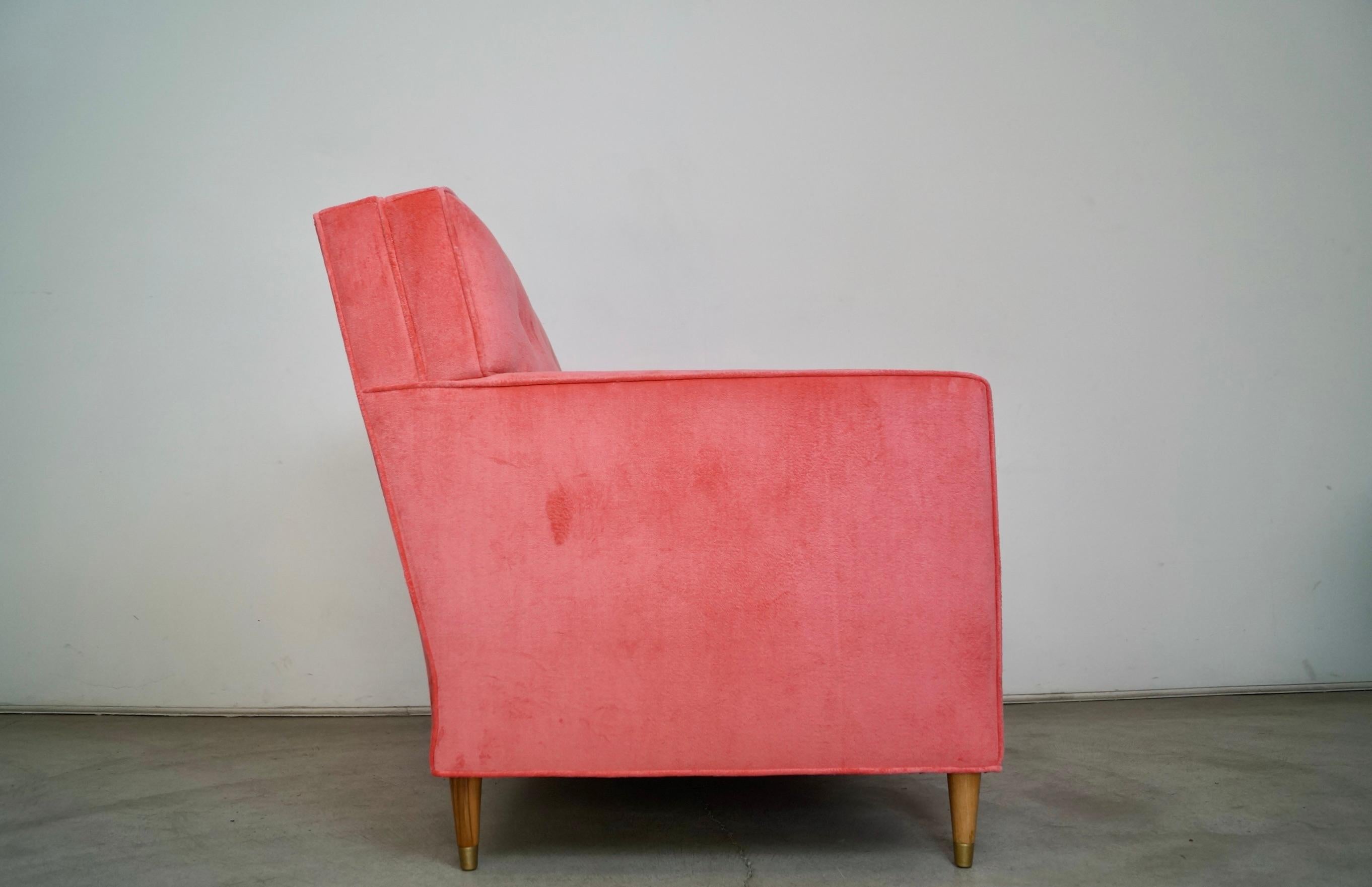 Canapé Loveseat de style mi-siècle moderne des années 1950, retapissé en velours rose en vente 6