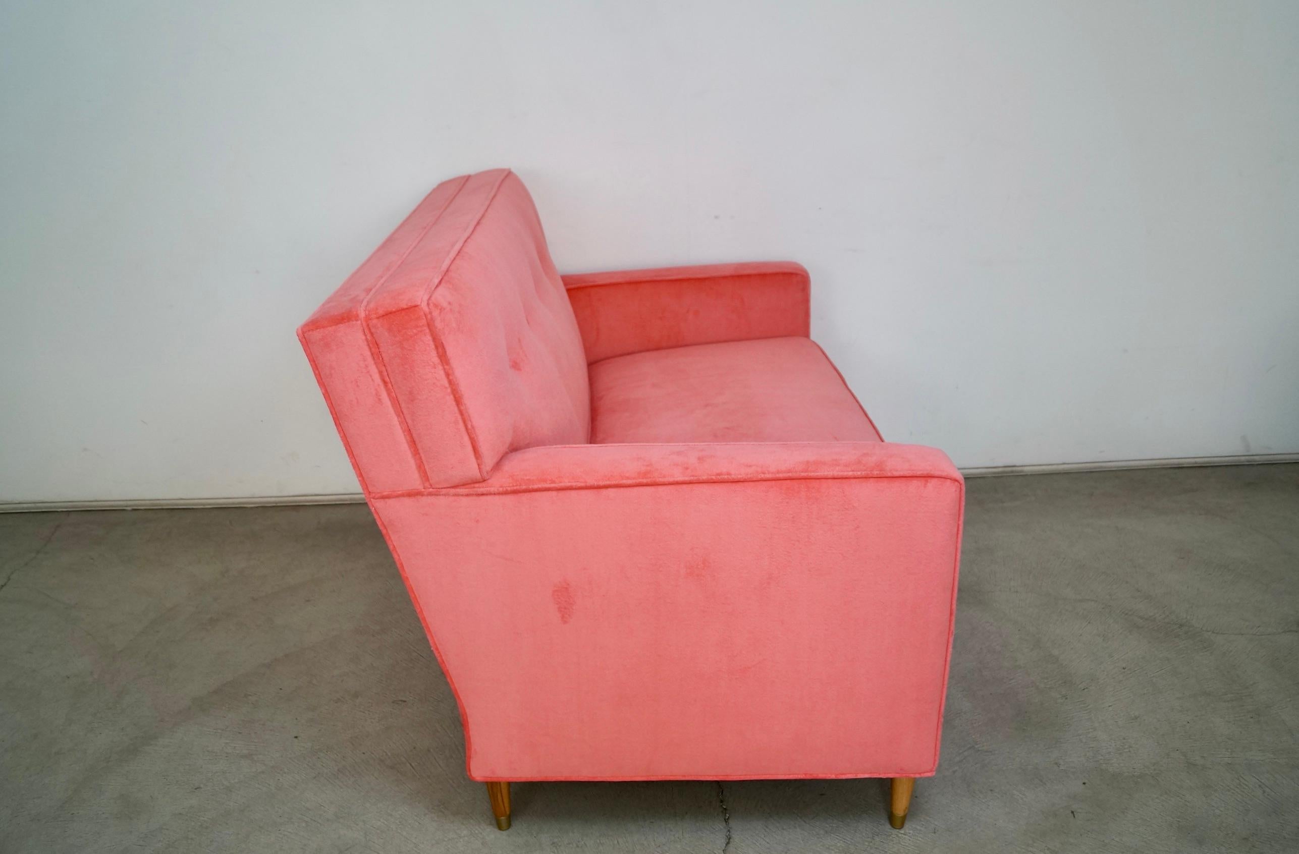 Canapé Loveseat de style mi-siècle moderne des années 1950, retapissé en velours rose en vente 7