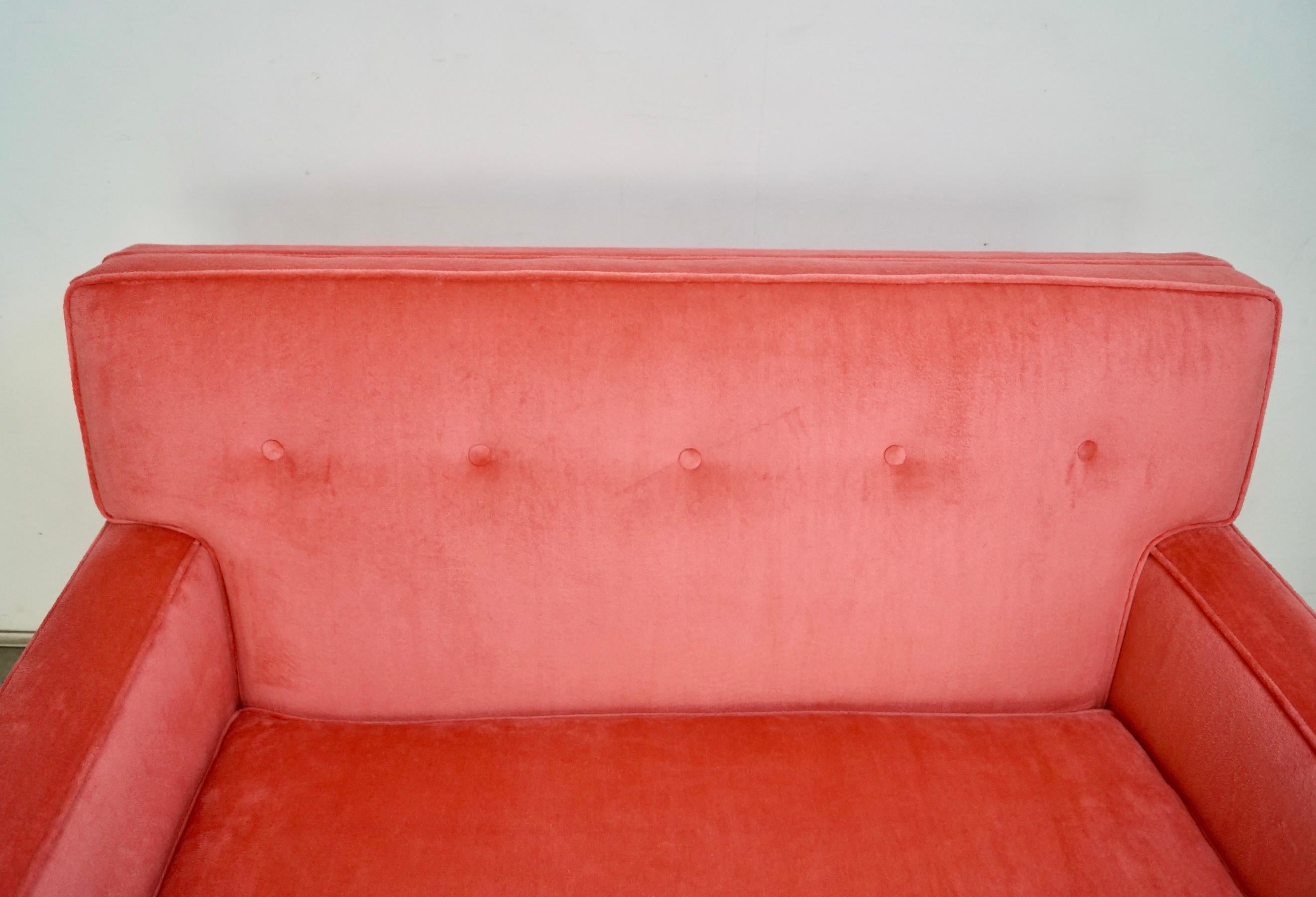Canapé Loveseat de style mi-siècle moderne des années 1950, retapissé en velours rose en vente 8