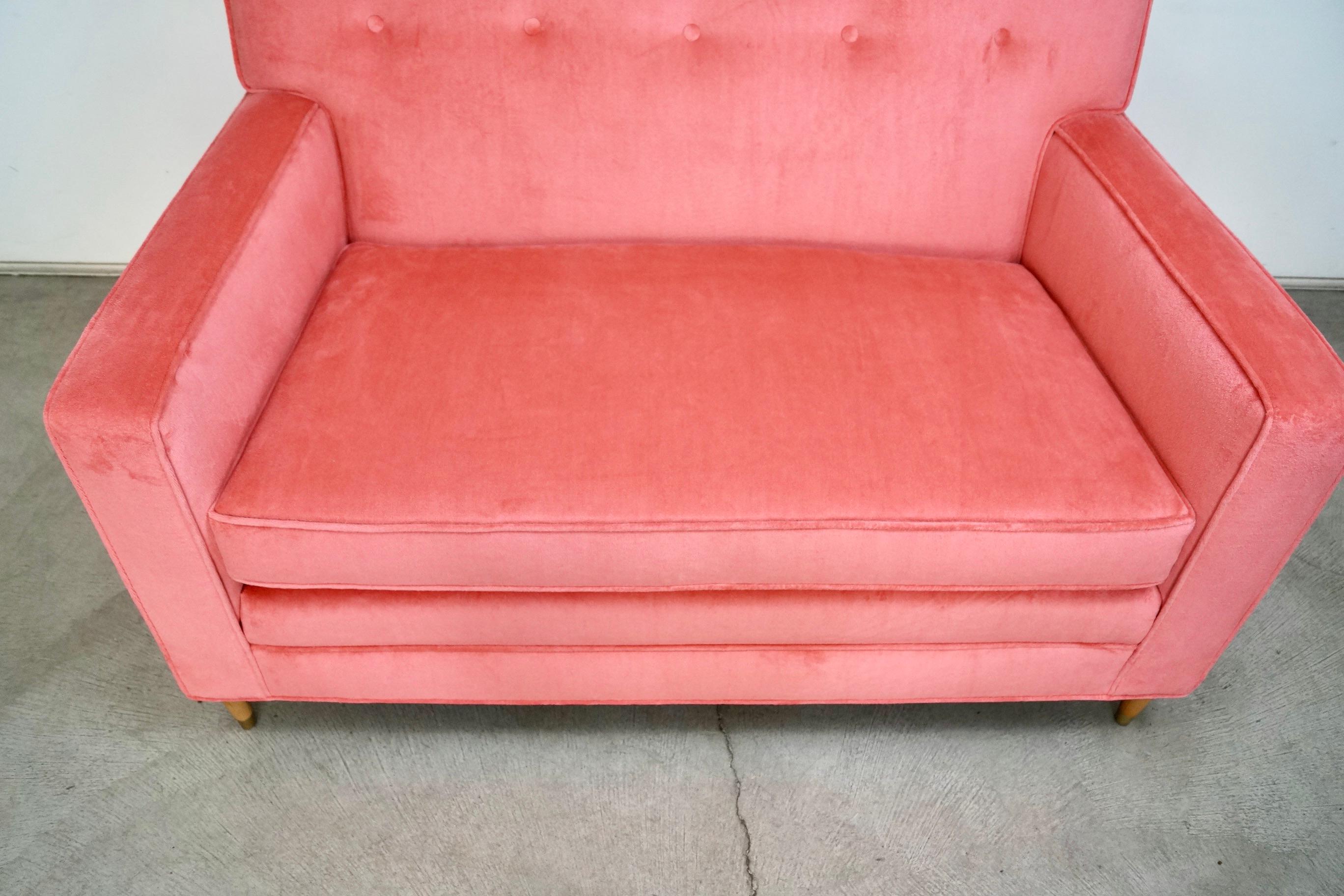 Canapé Loveseat de style mi-siècle moderne des années 1950, retapissé en velours rose en vente 9