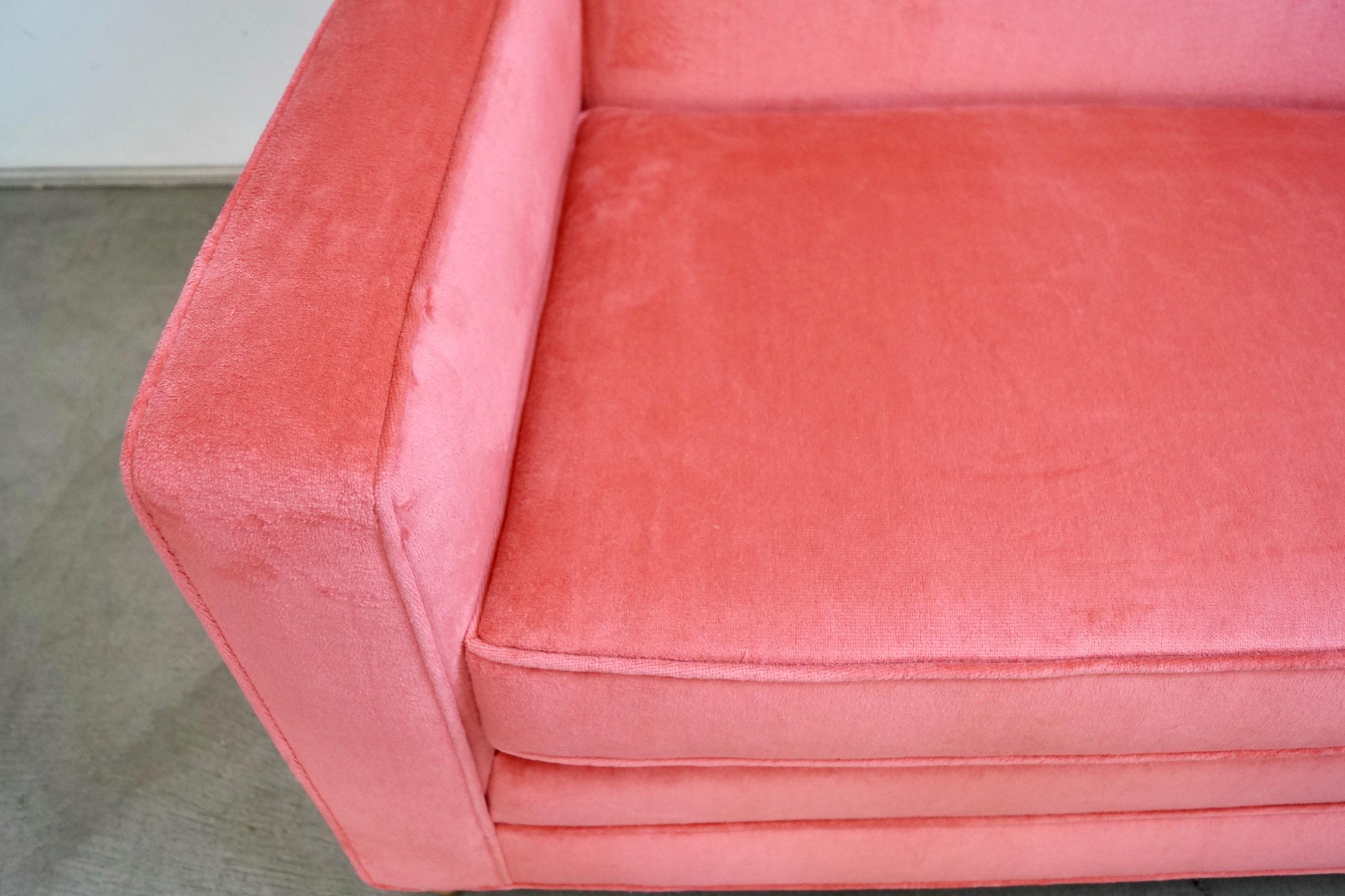 1950's Mid-Century Modern Loveseat Sofa neu gepolstert in Rosa Samt im Angebot 11