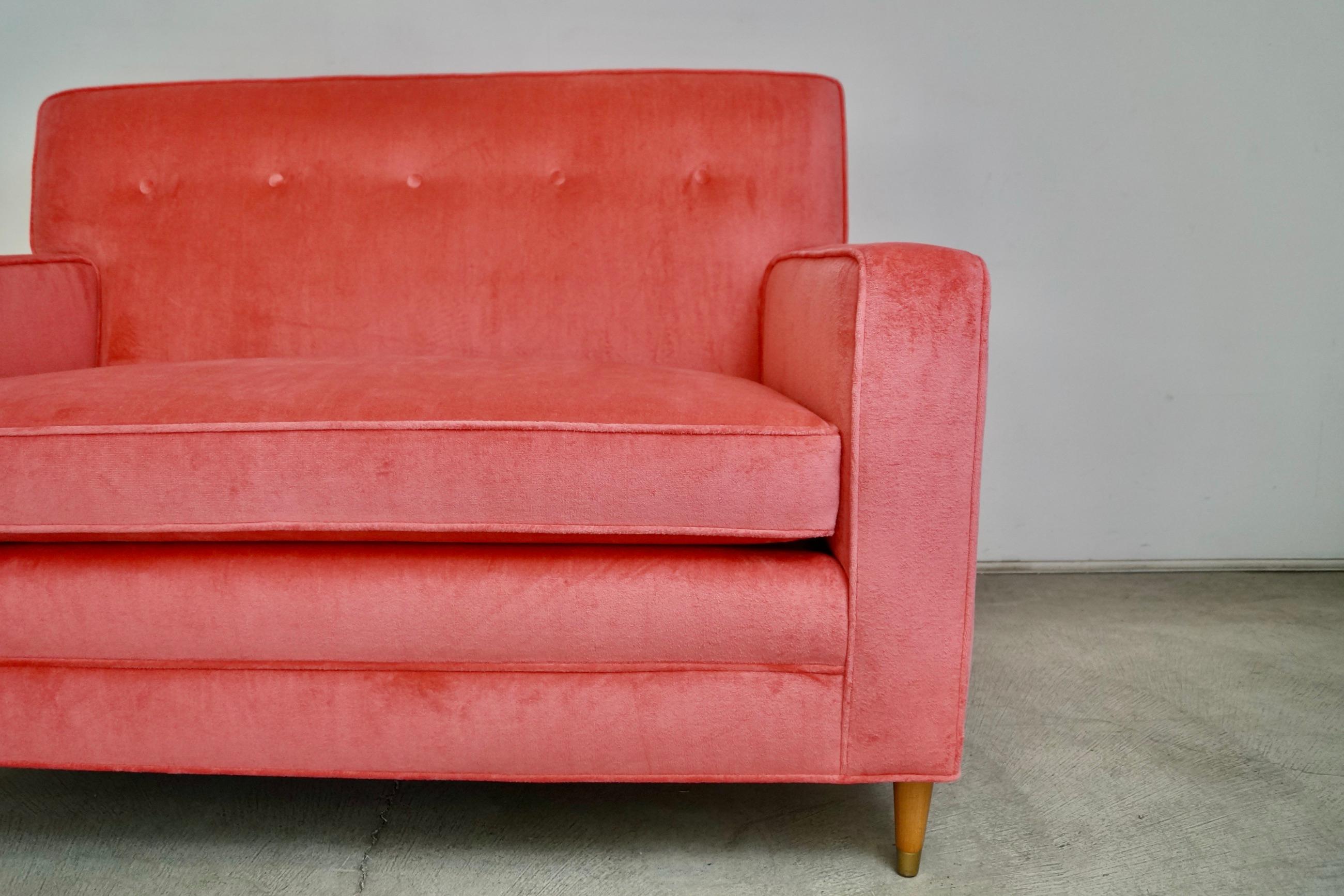 Canapé Loveseat de style mi-siècle moderne des années 1950, retapissé en velours rose en vente 11