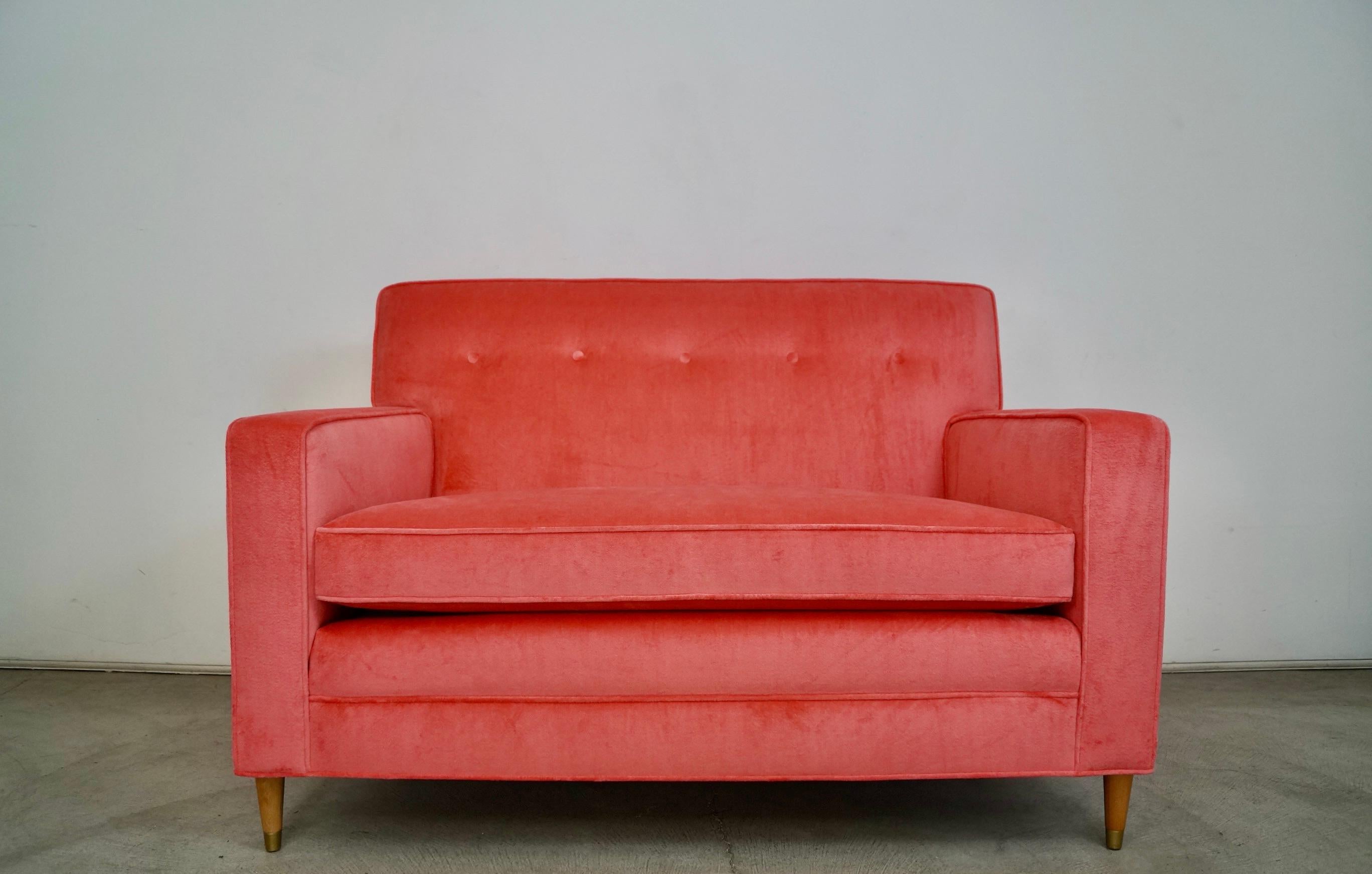 1950's Mid-Century Modern Loveseat Sofa neu gepolstert in Rosa Samt (Moderne der Mitte des Jahrhunderts) im Angebot