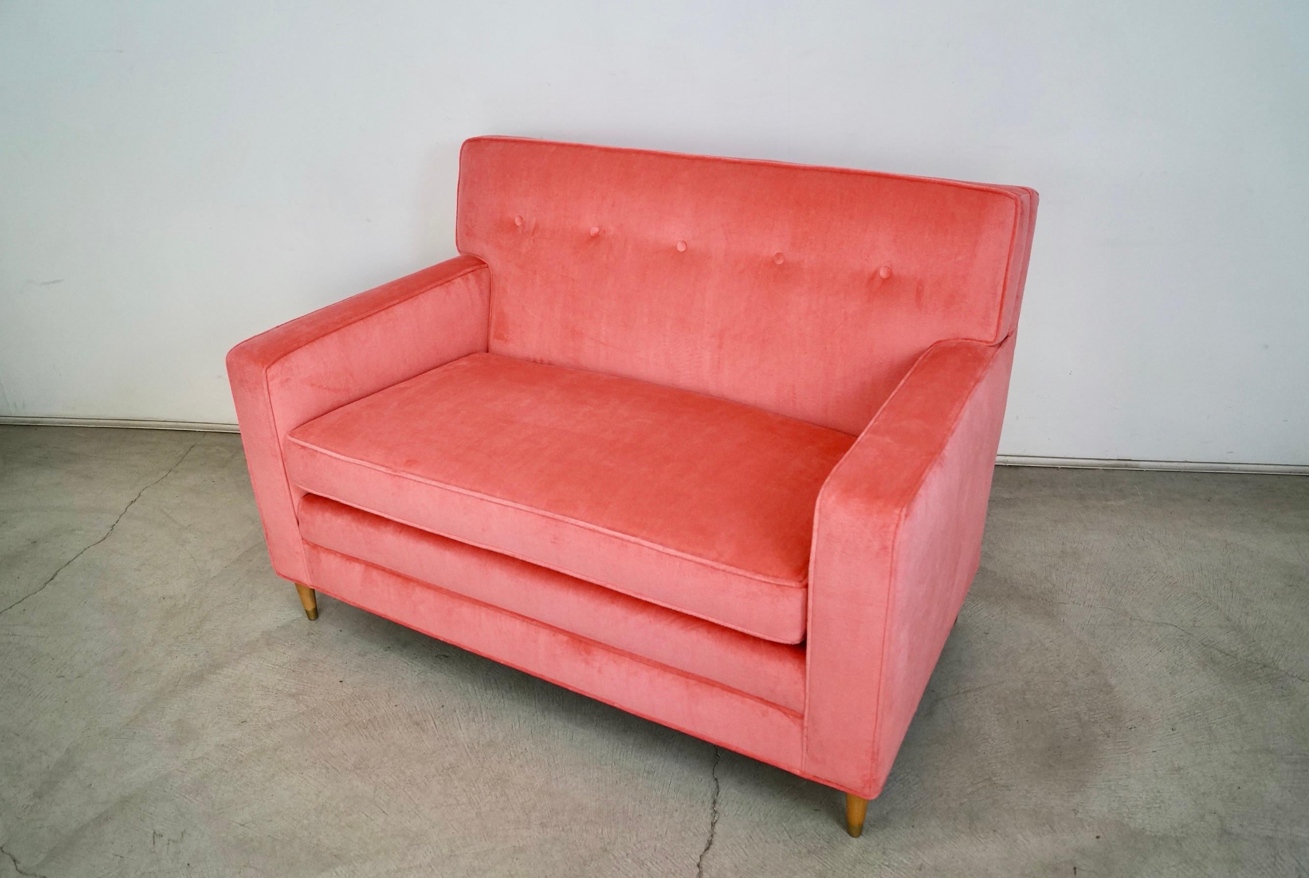 1950's Mid-Century Modern Loveseat Sofa neu gepolstert in Rosa Samt (amerikanisch) im Angebot
