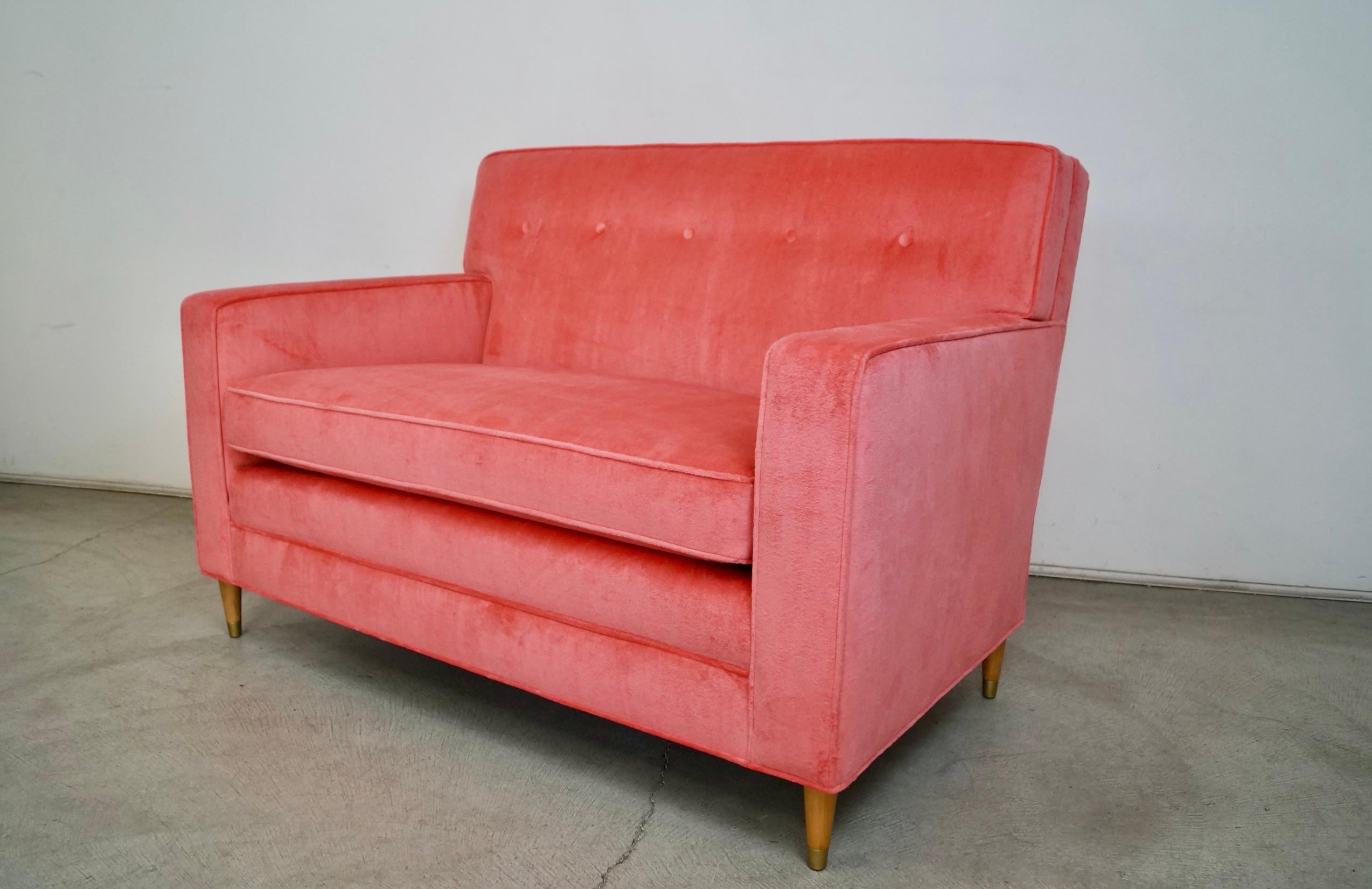 1950's Mid-Century Modern Loveseat Sofa neu gepolstert in Rosa Samt im Zustand „Hervorragend“ im Angebot in Burbank, CA