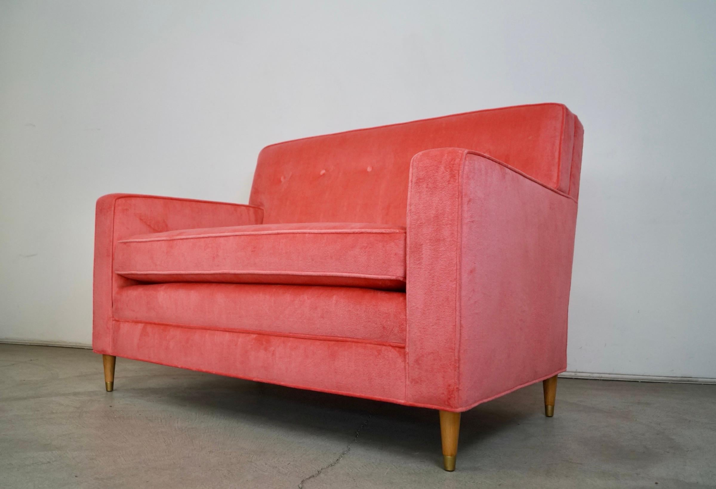 Milieu du XXe siècle Canapé Loveseat de style mi-siècle moderne des années 1950, retapissé en velours rose en vente