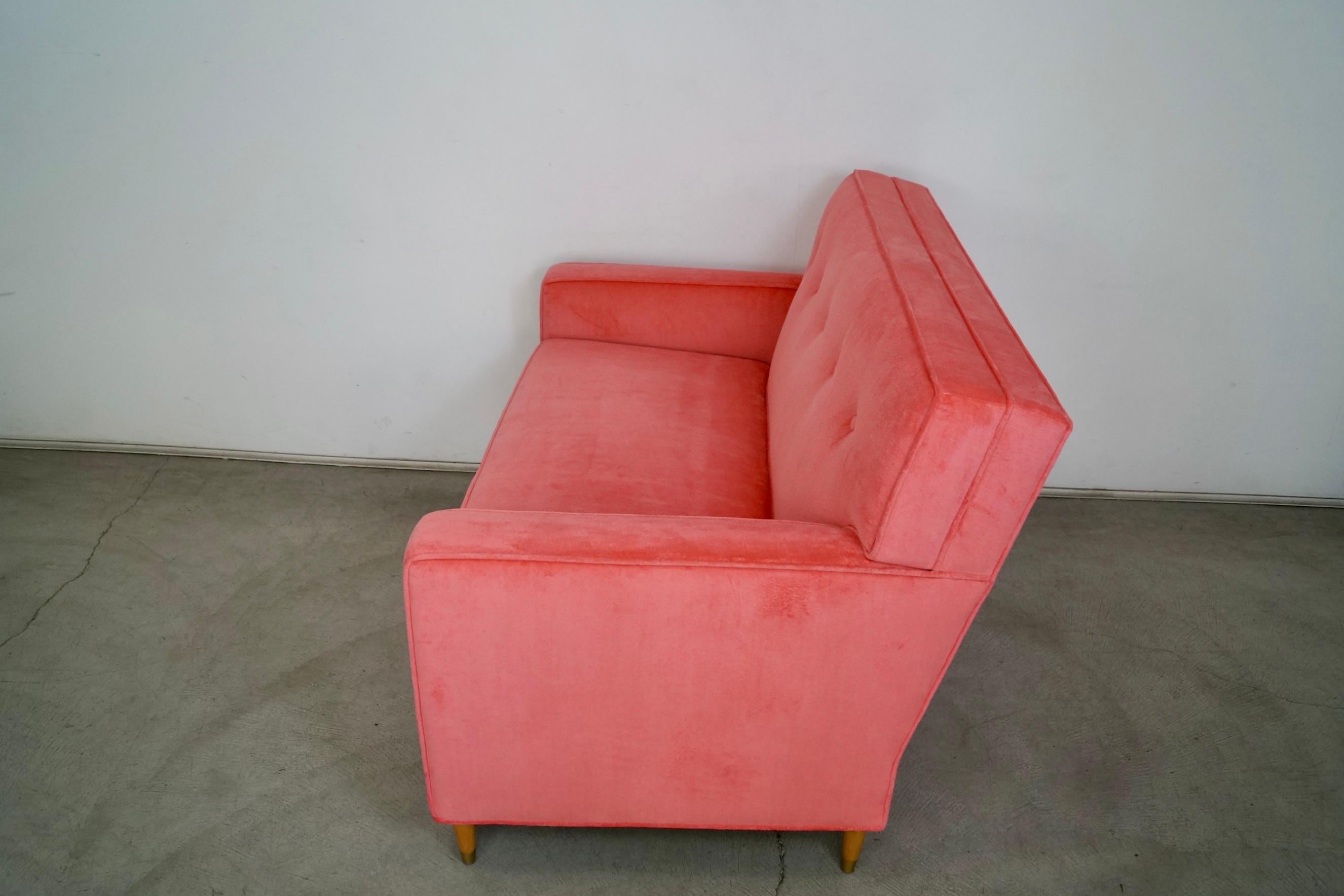 1950's Mid-Century Modern Loveseat Sofa neu gepolstert in Rosa Samt im Angebot 1