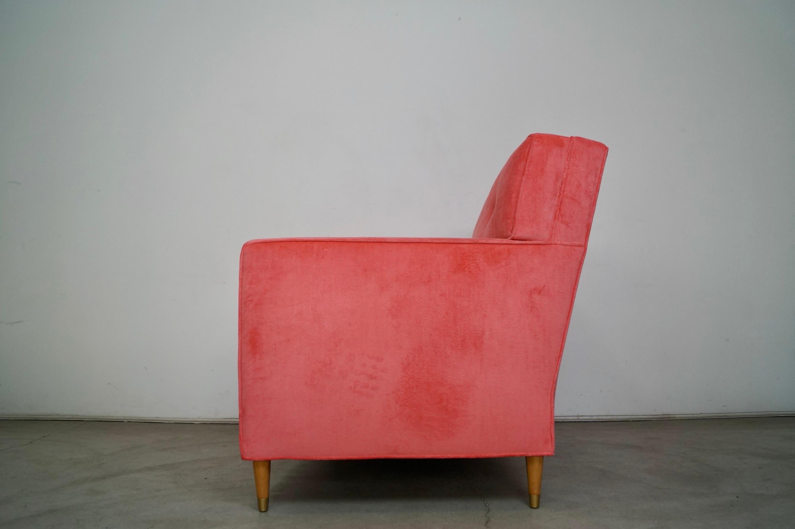 Canapé Loveseat de style mi-siècle moderne des années 1950, retapissé en velours rose en vente 1