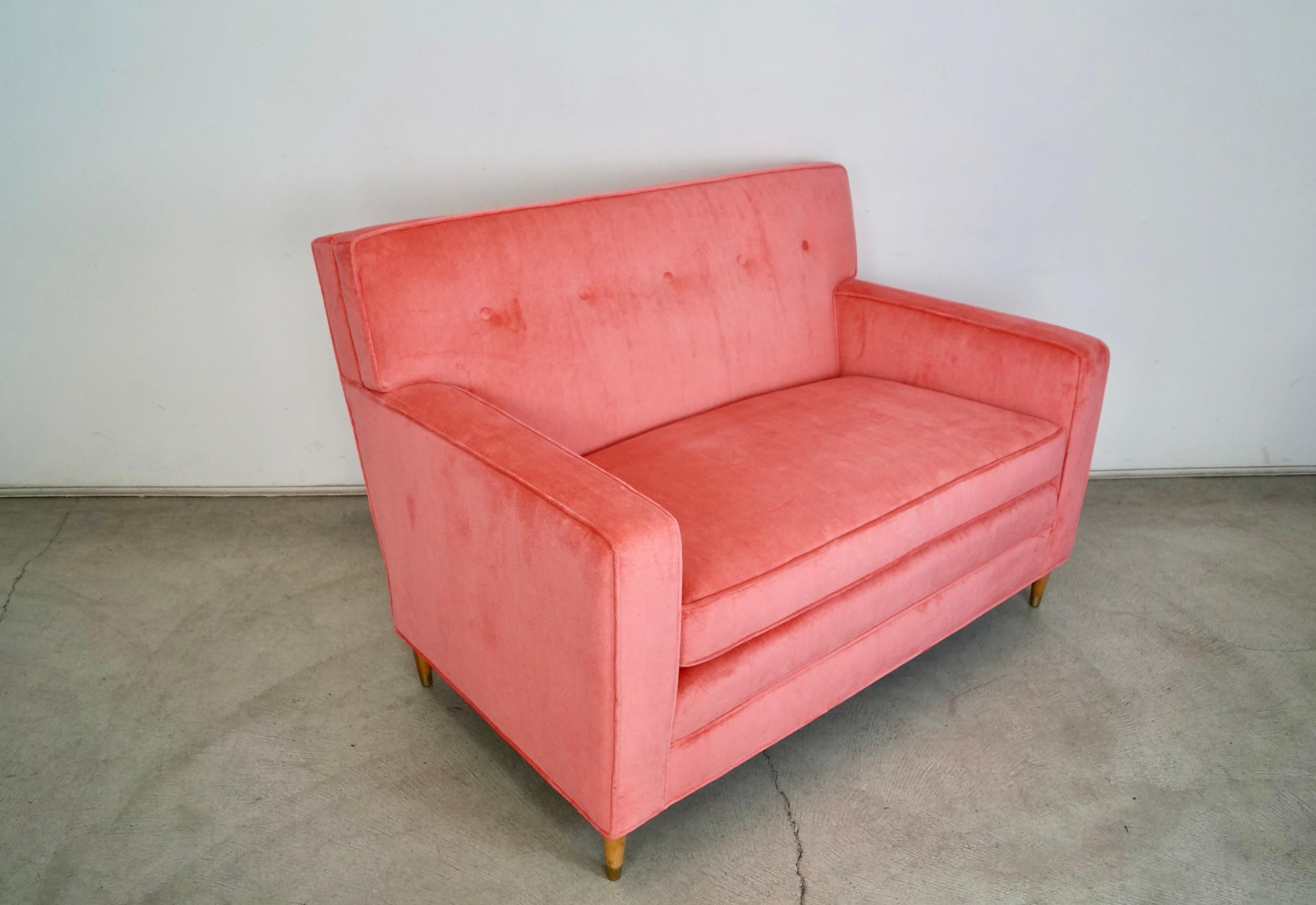 Canapé Loveseat de style mi-siècle moderne des années 1950, retapissé en velours rose en vente 2