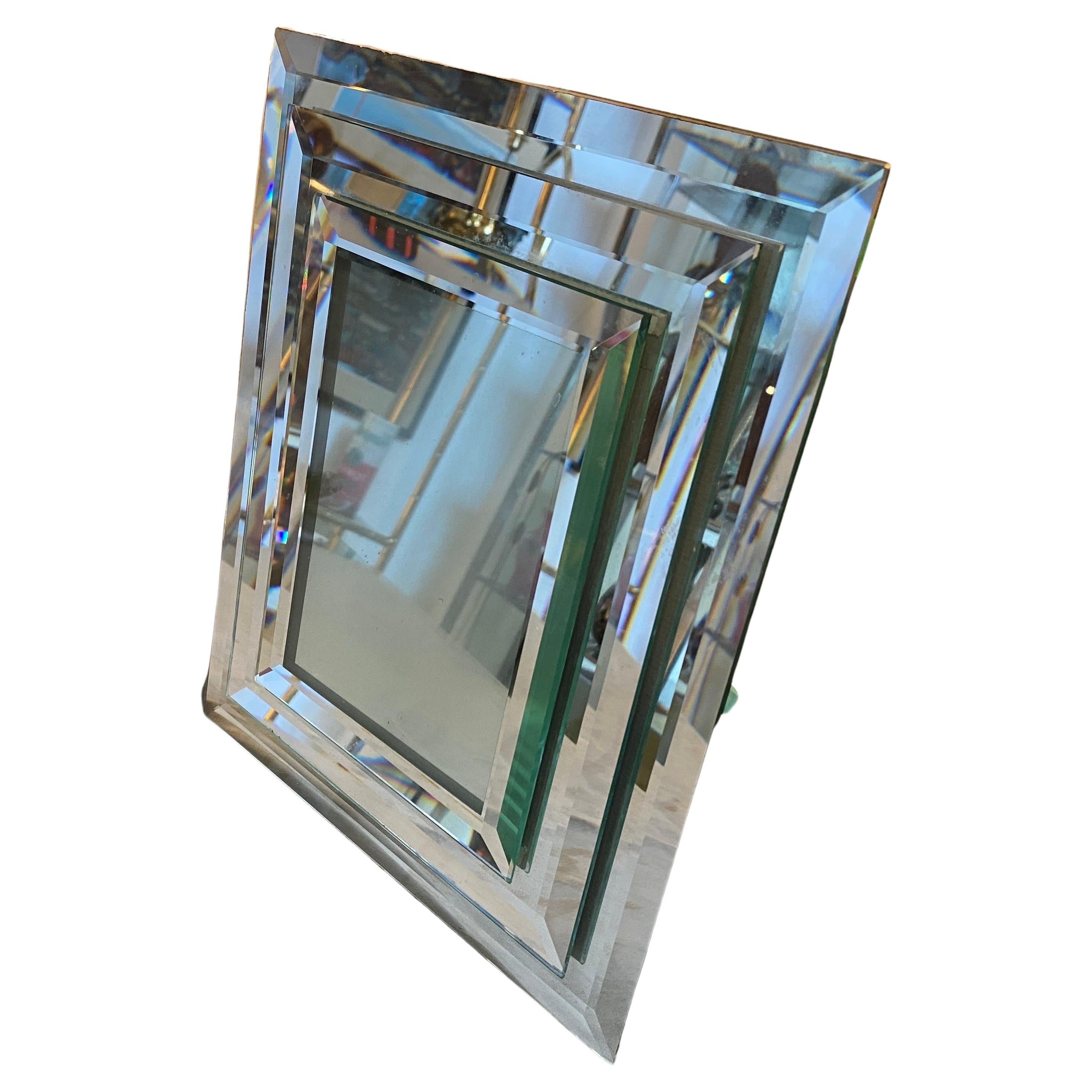 Un marco rectangular de cristal espejado perfectamente conservado, diseñado y fabricado por Fontana Arte, uno de los principales fabricantes de diseño moderno de mediados de siglo en Italia. El marco de cristal con espejo de Fontana Arte es una