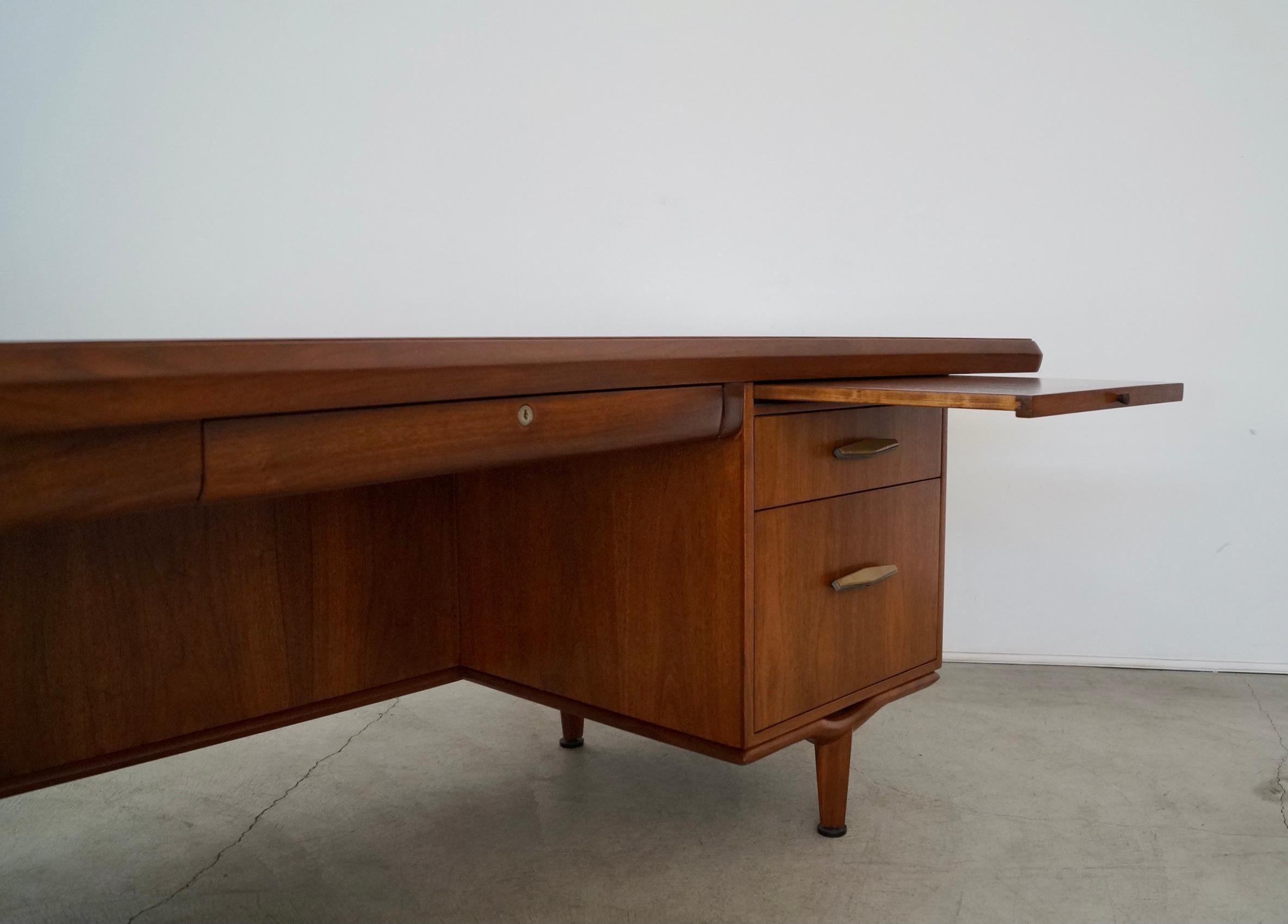 1950's Mid-Century Modern Monteverdi Young Executive Boomerang Desk 9