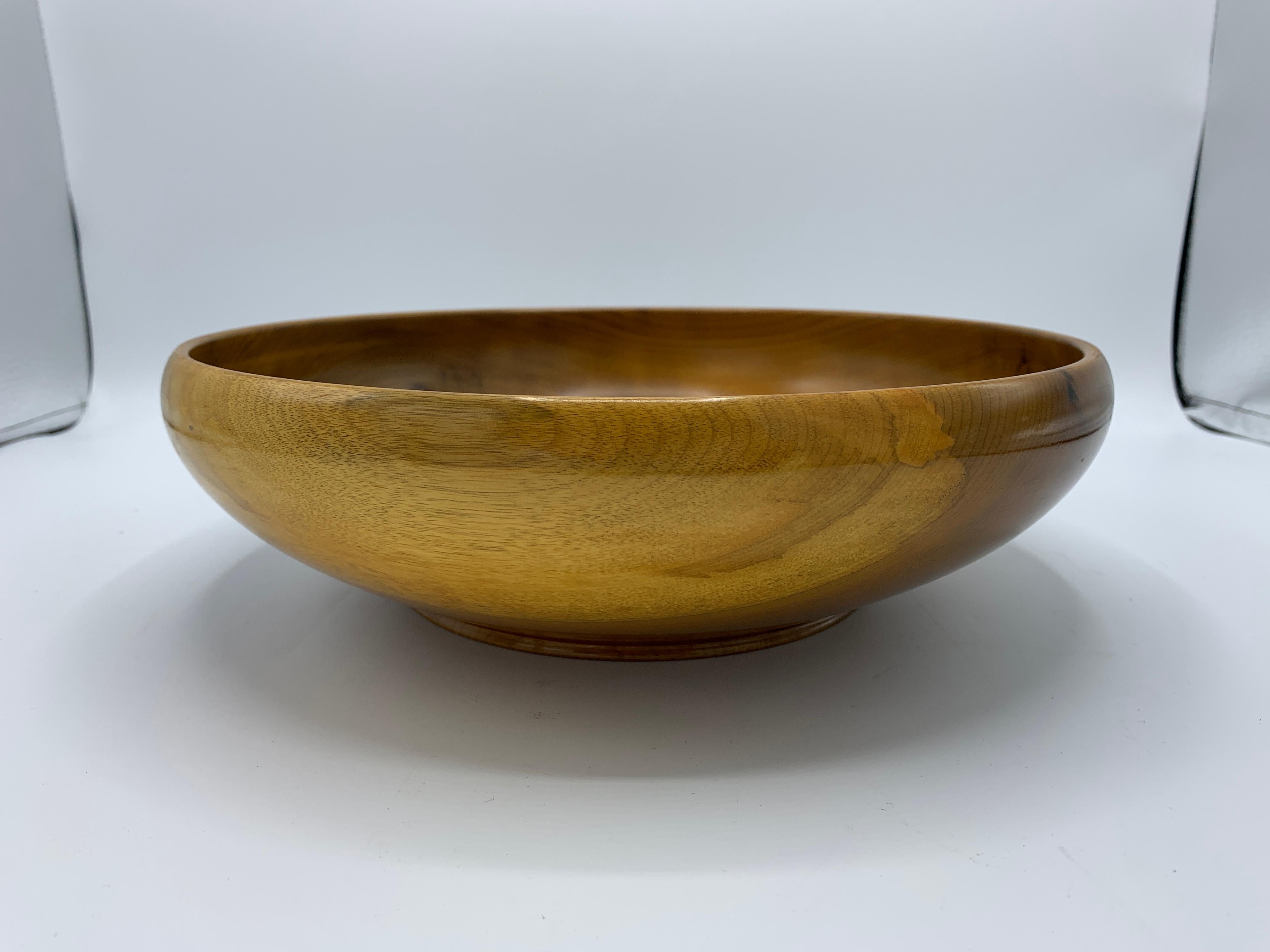 Listed is a beautiful and distinct, 1950s Mid-Century Modern, Myrtle wood bowl. This piece is perfect as a centerpiece, or fruit bowl. Handmade in Oregon, circa 1950s. Weighs 1.3lbs.