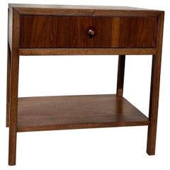 1950er Mid-Century Modern Nachttisch mit unterer Ablage
