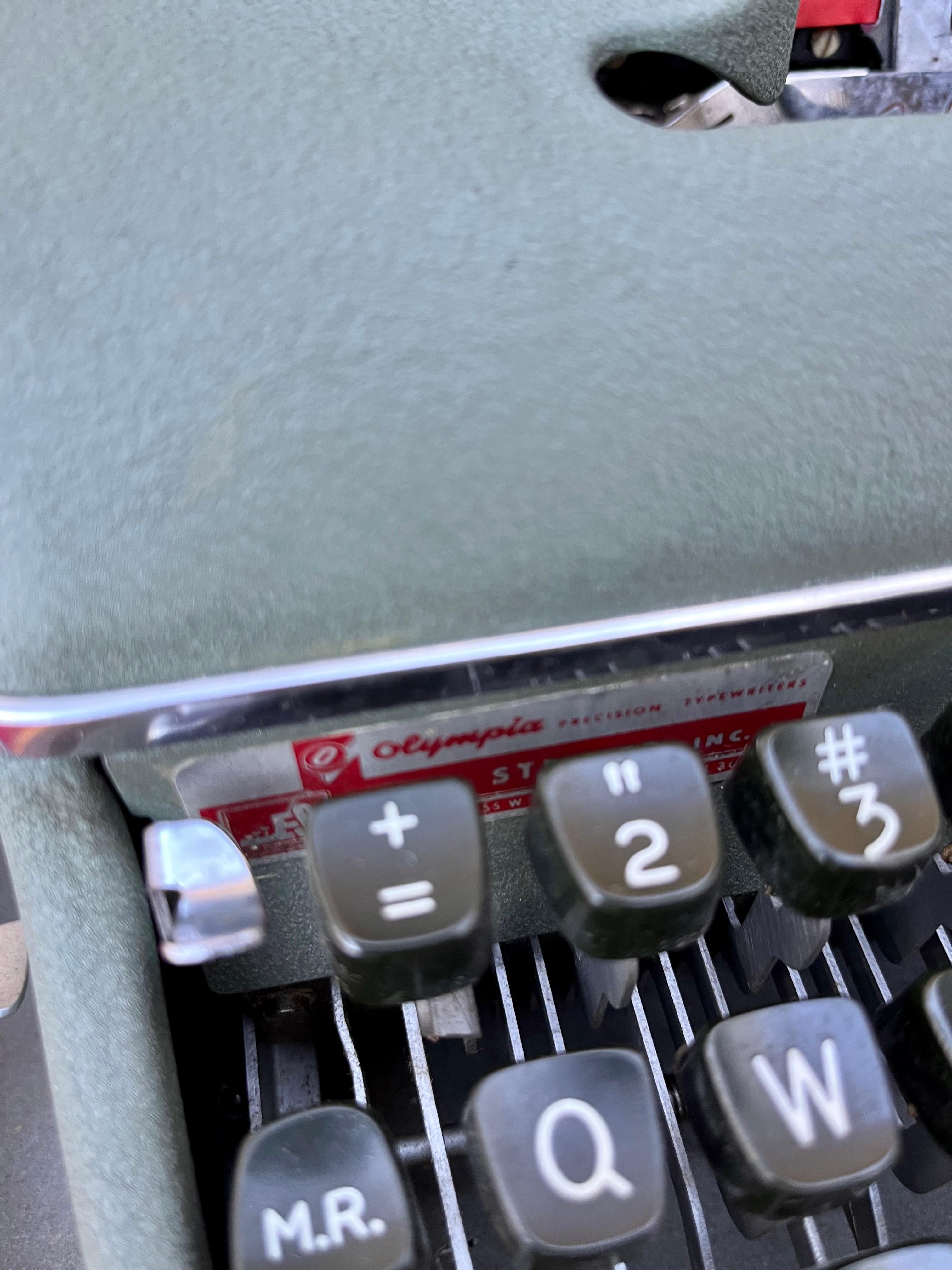 1950s Mid-Century Modern Olympia Sm-3 Portable Typewriter with Case For Sale 5