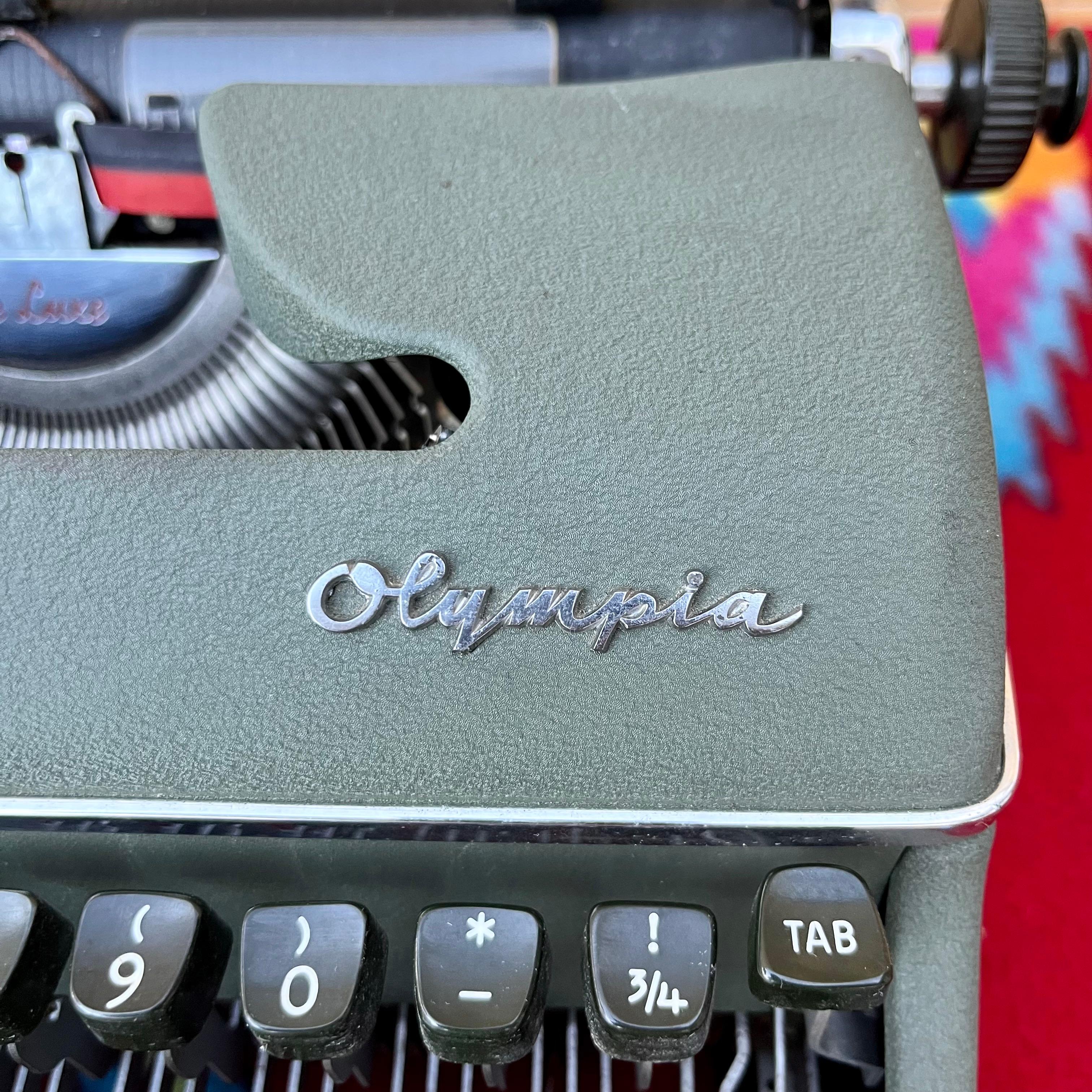 1950s Mid-Century Modern Olympia Sm-3 Portable Typewriter with Case For Sale 6