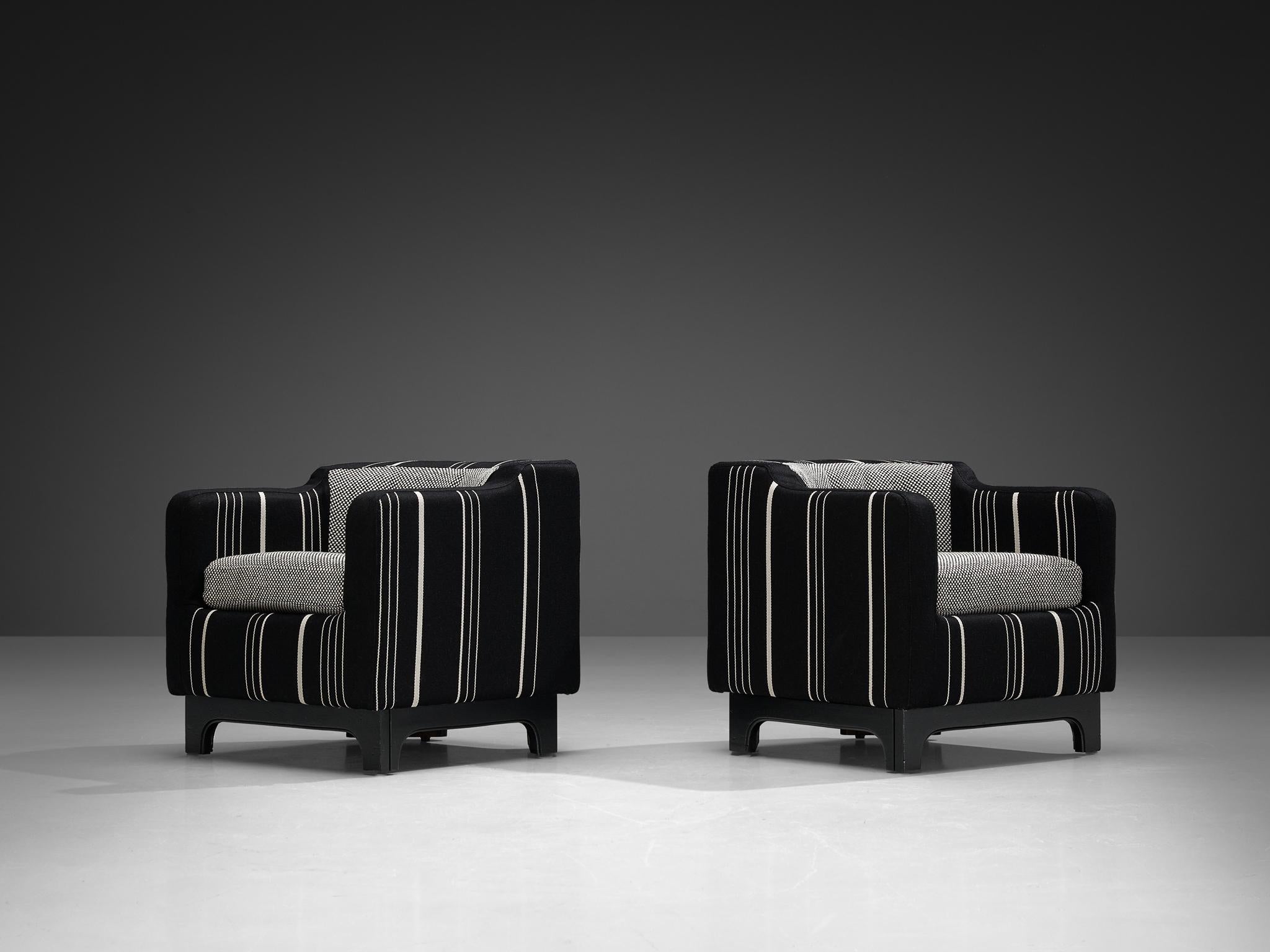 1950s Mid-Century Modern Pair of Italian Club Chairs in Black White Fabric In Good Condition For Sale In Waalwijk, NL