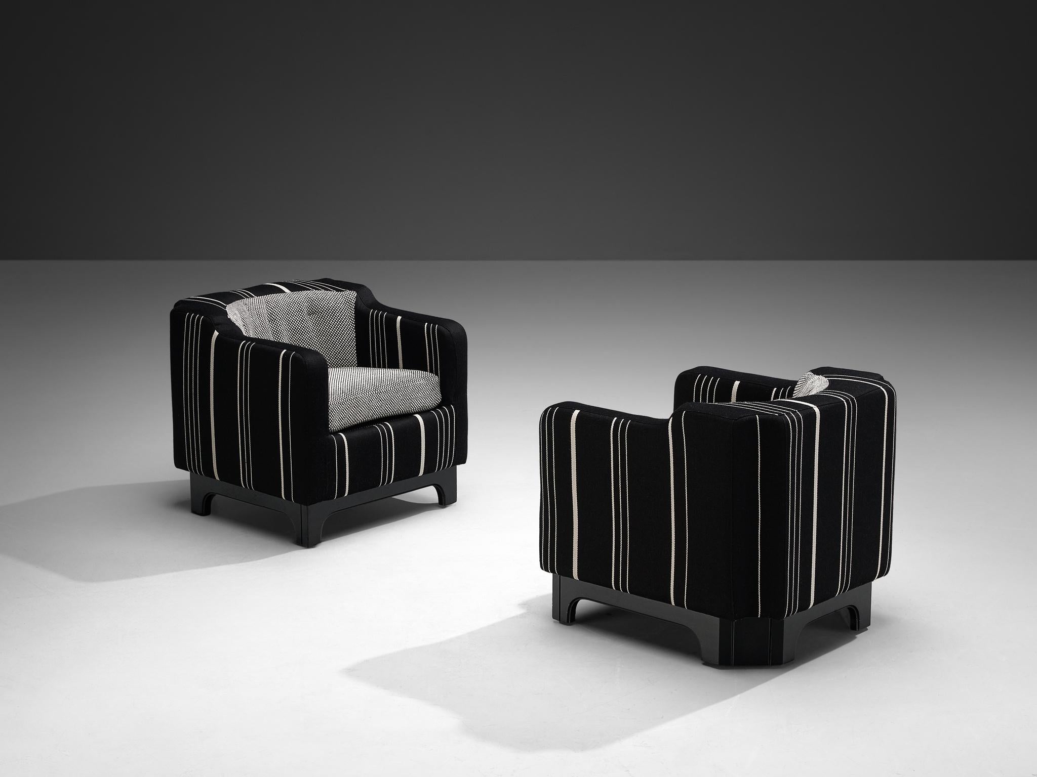 1950s Mid-Century Modern Pair of Italian Club Chairs in Black White Fabric For Sale 2