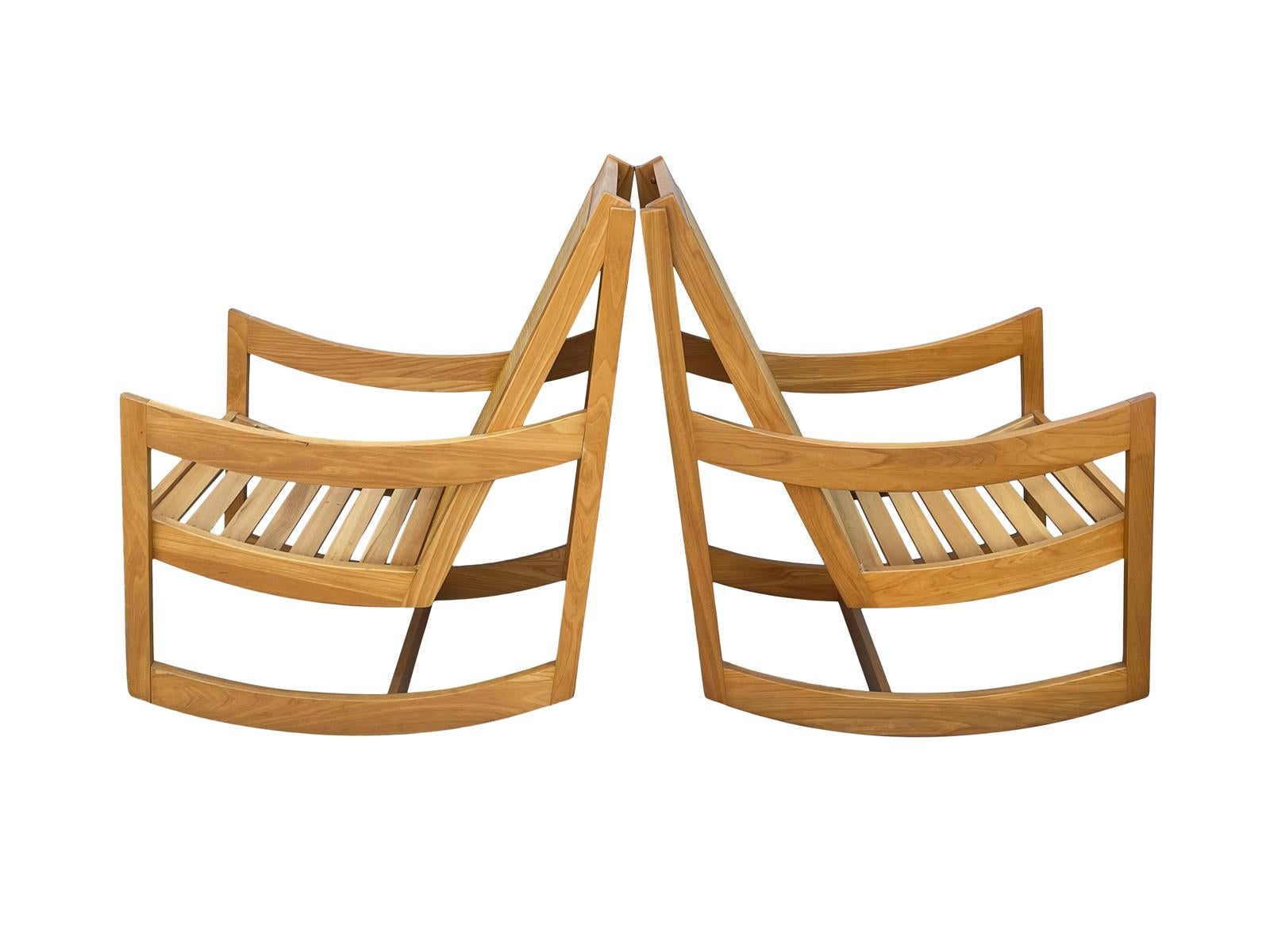 Sehr einzigartige und seltene Paar Schaukelstühle von Paoli Chair Company, die im Jahr 1926 gegründet wurde, und befindet sich in Orleans, Indiana.original Sitzkissen enthalten die caning ist etwas anders, aber schwer zu sagen 