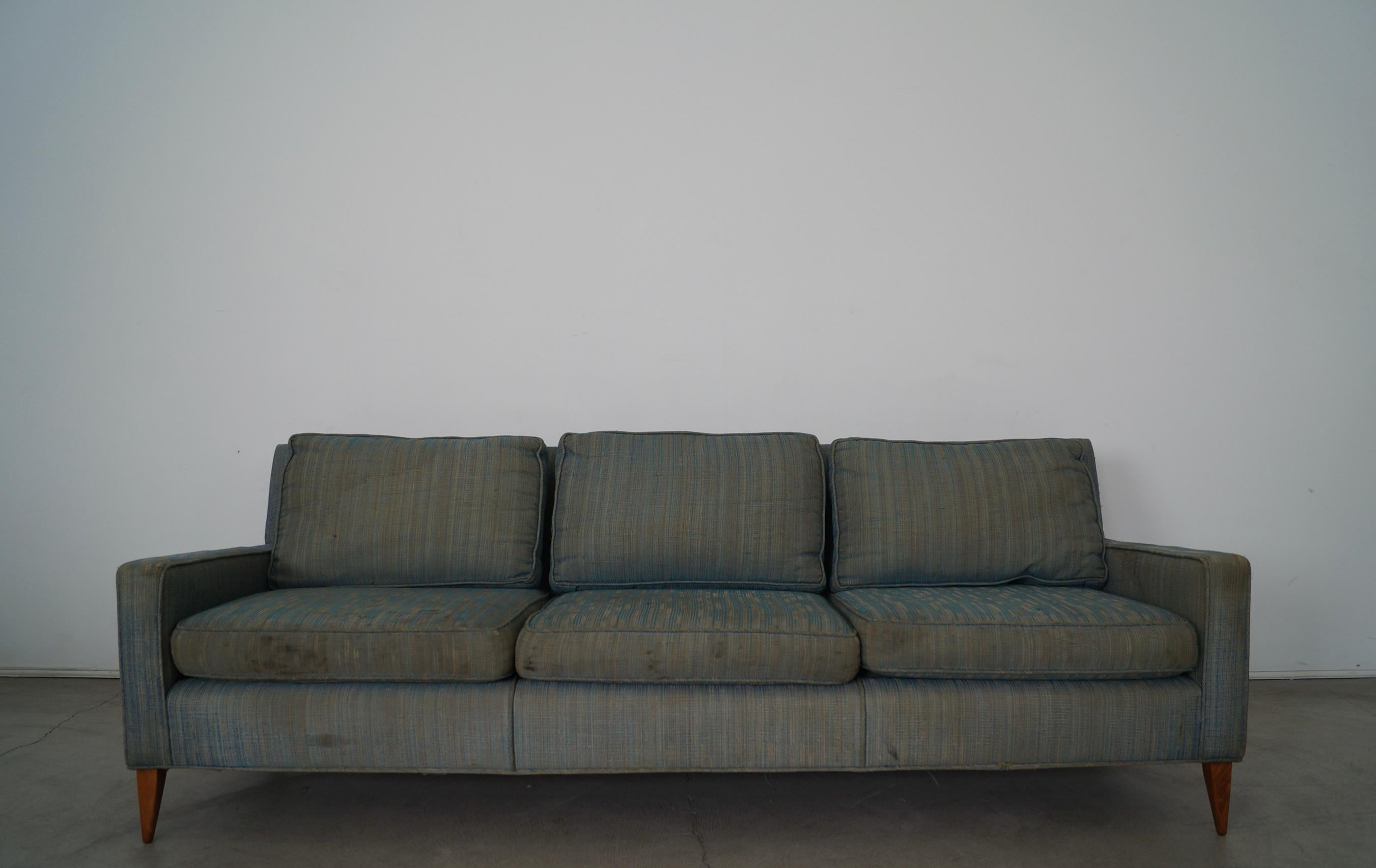 Vintage Mid-Century Modern Couch zu verkaufen. Es wurde in den 1950er Jahren hergestellt und ist ein Originalstück von Paul McCobb mit dem Originalstoff. Es muss neu gepolstert werden. Wir haben die Beine neu lackiert und brauchen jetzt nur noch